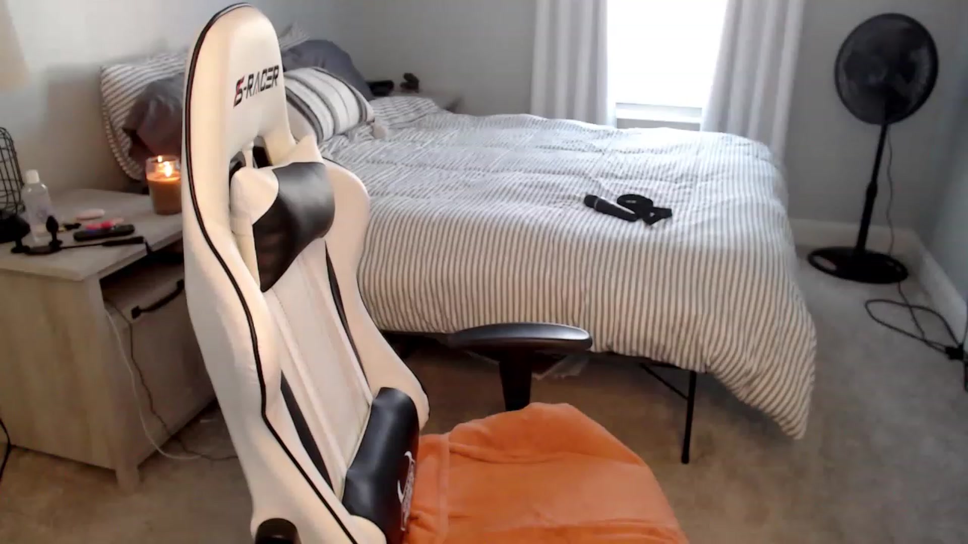 Gallery image thumbnail from HufflepuffHoe's myfreecams stream on, 02/13/2023, 21:10 image 11 of 20