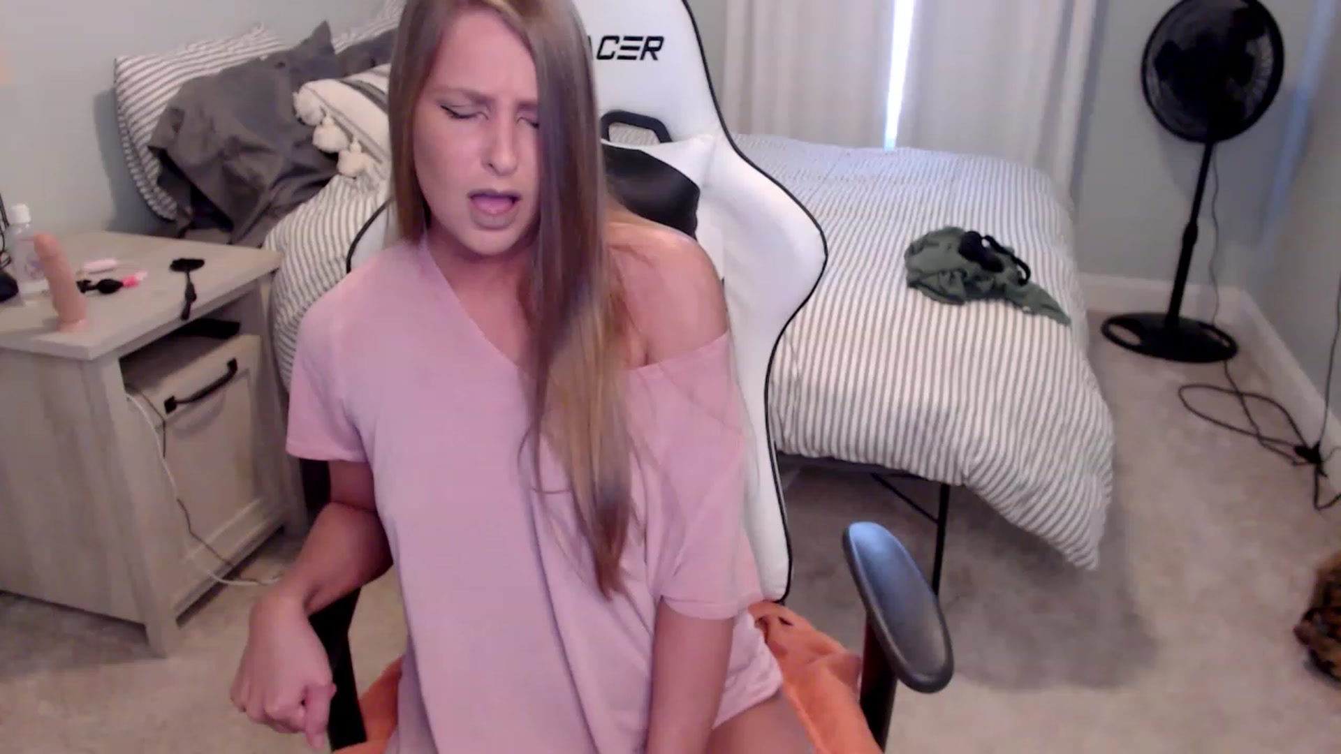 Gallery image thumbnail from HufflepuffHoe's myfreecams stream on, 02/15/2023, 17:52 image 4 of 20