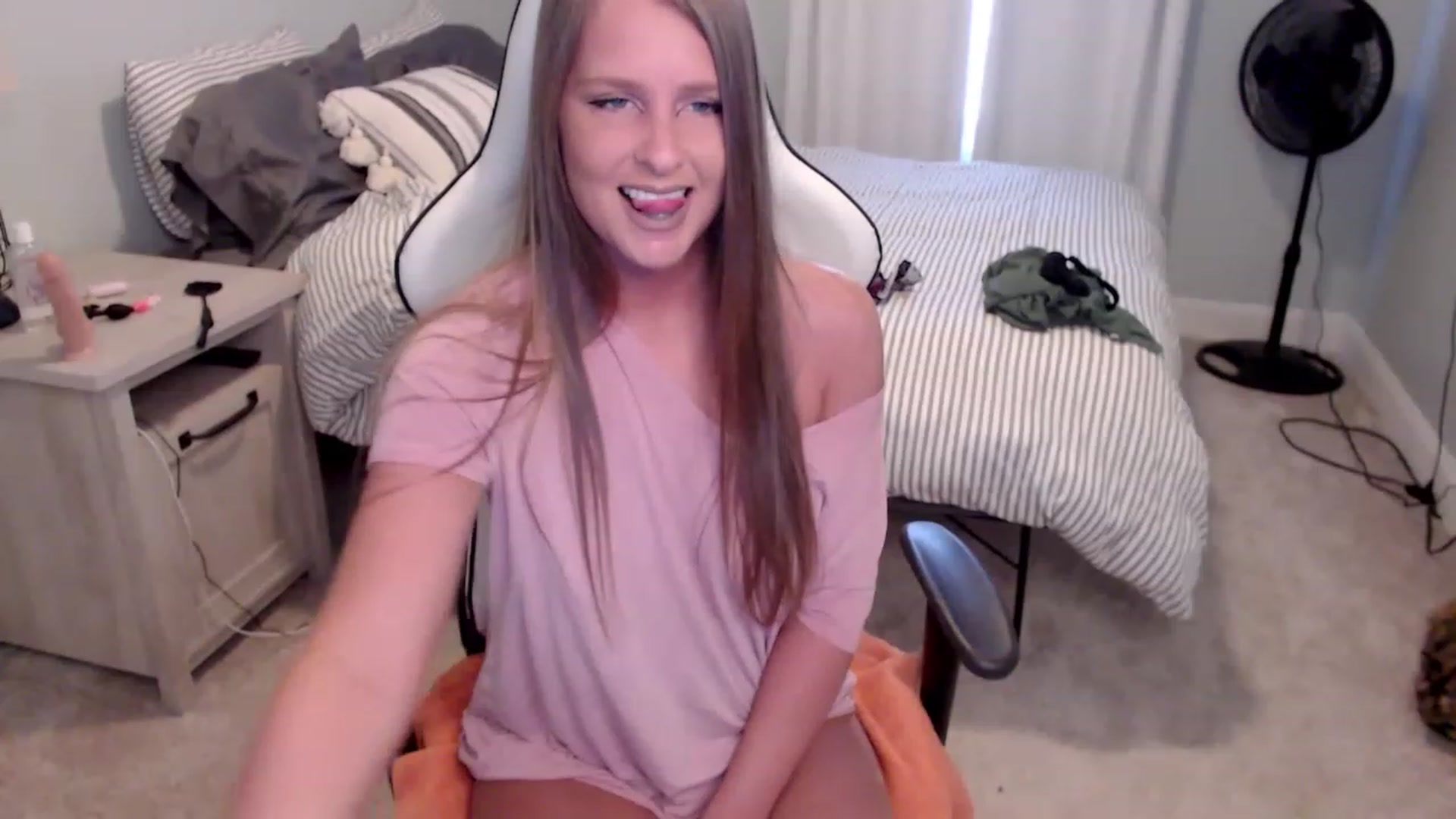 Gallery image thumbnail from HufflepuffHoe's myfreecams stream on, 02/15/2023, 17:52 image 9 of 20