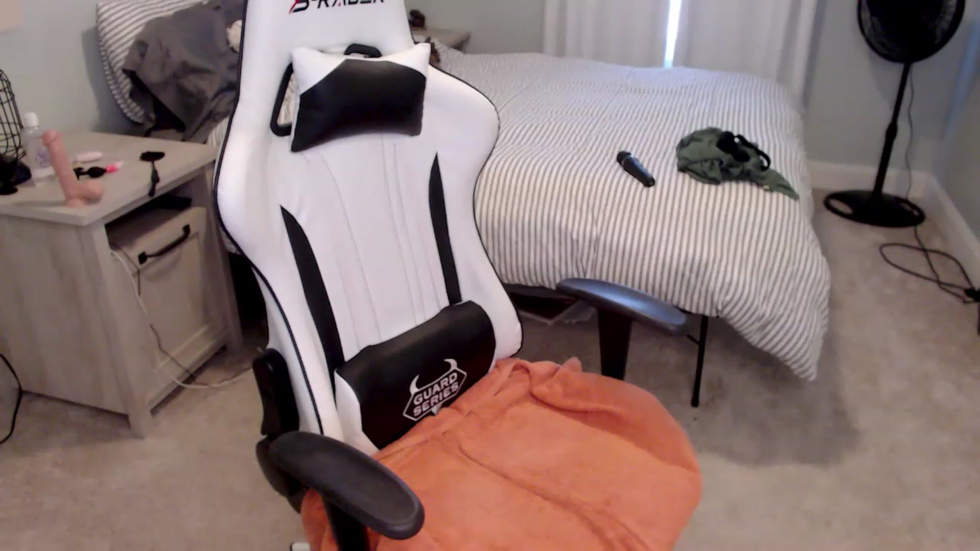 Gallery image thumbnail from HufflepuffHoe's myfreecams stream on, 02/15/2023, 18:58 image 14 of 20