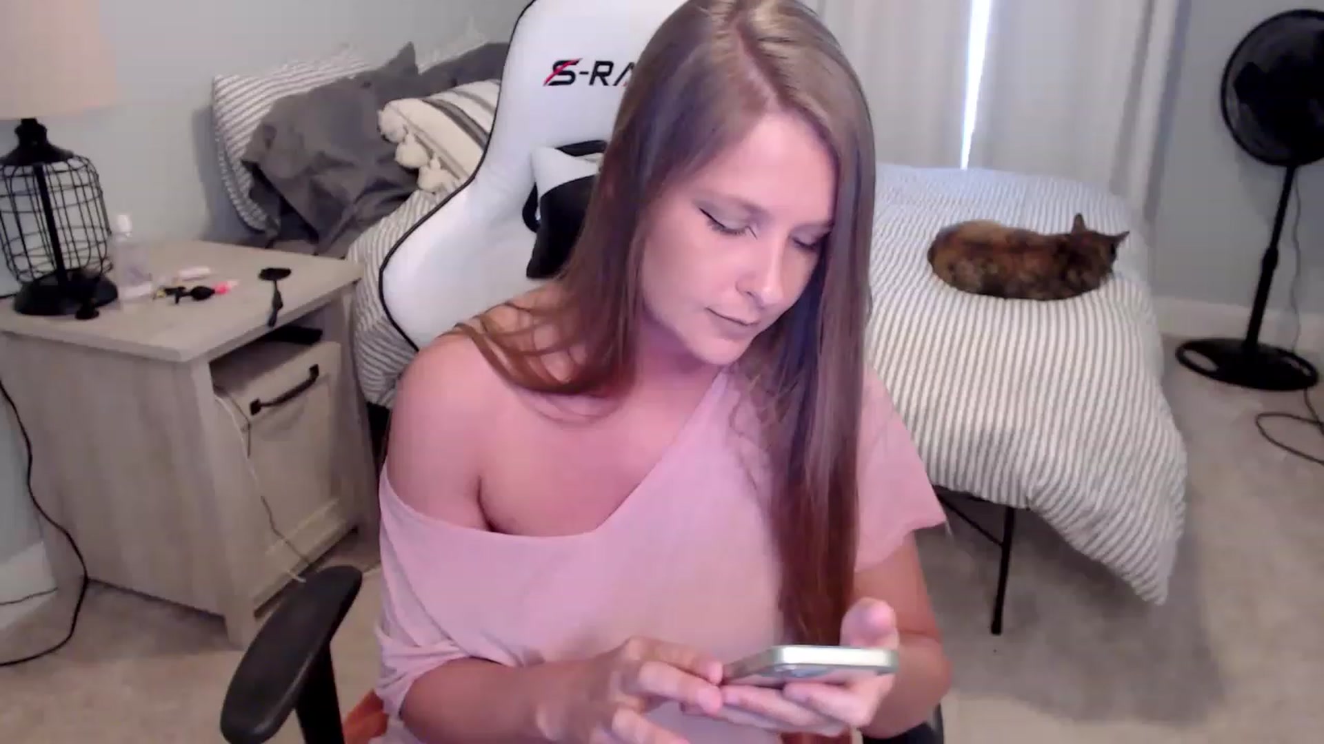 Gallery image thumbnail from HufflepuffHoe's myfreecams stream on, 02/15/2023, 20:00 image 16 of 20