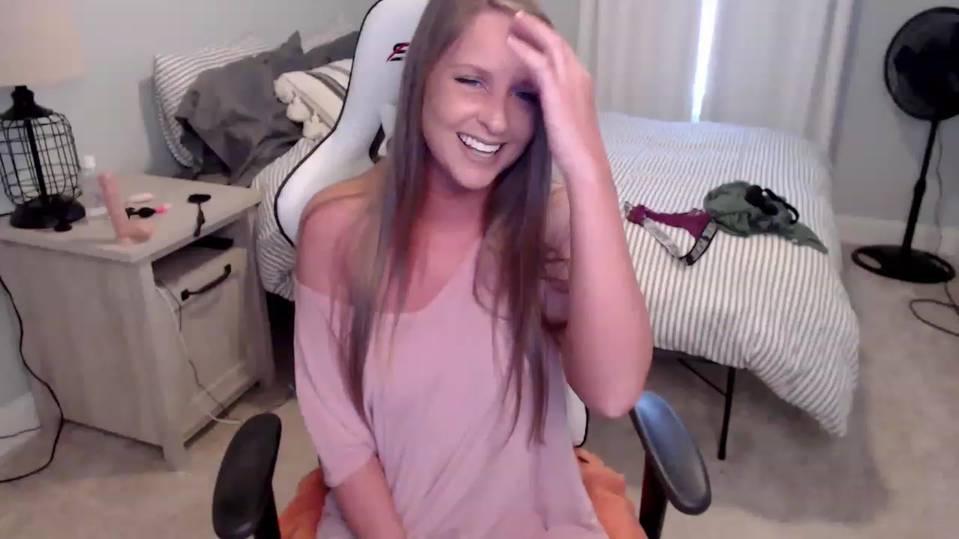 Gallery image thumbnail from HufflepuffHoe's myfreecams stream on, 02/15/2023, 20:00 image 3 of 20
