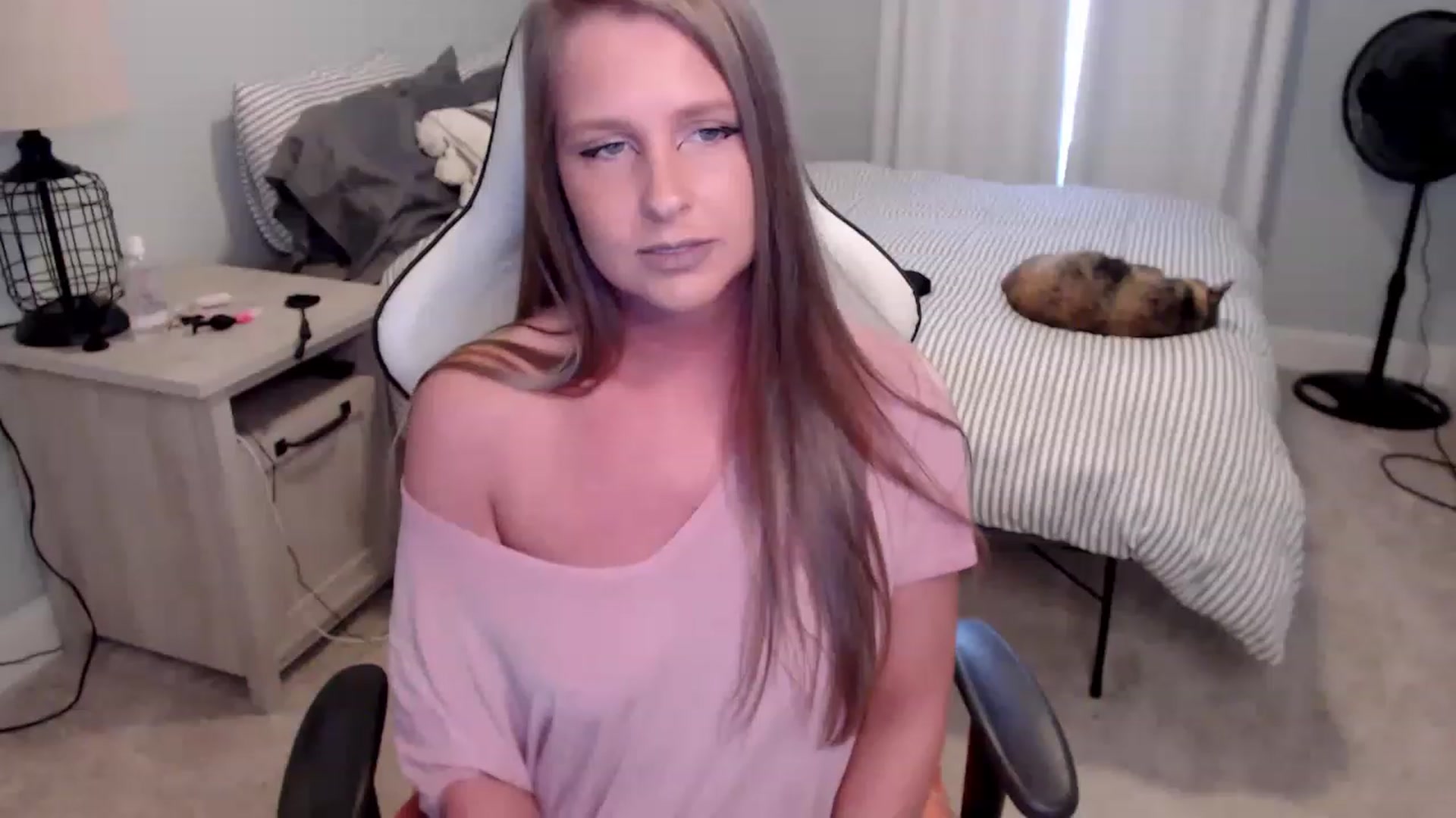 Gallery image thumbnail from HufflepuffHoe's myfreecams stream on, 02/15/2023, 20:00 image 12 of 20