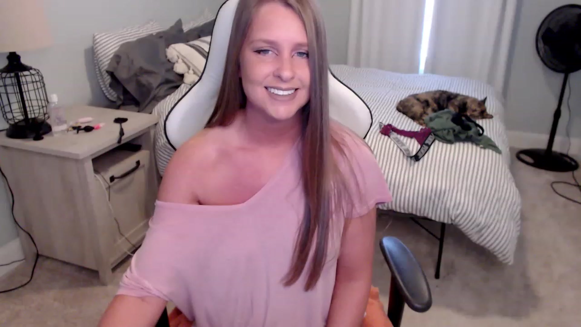 Gallery image thumbnail from HufflepuffHoe's myfreecams stream on, 02/15/2023, 20:00 image 7 of 20