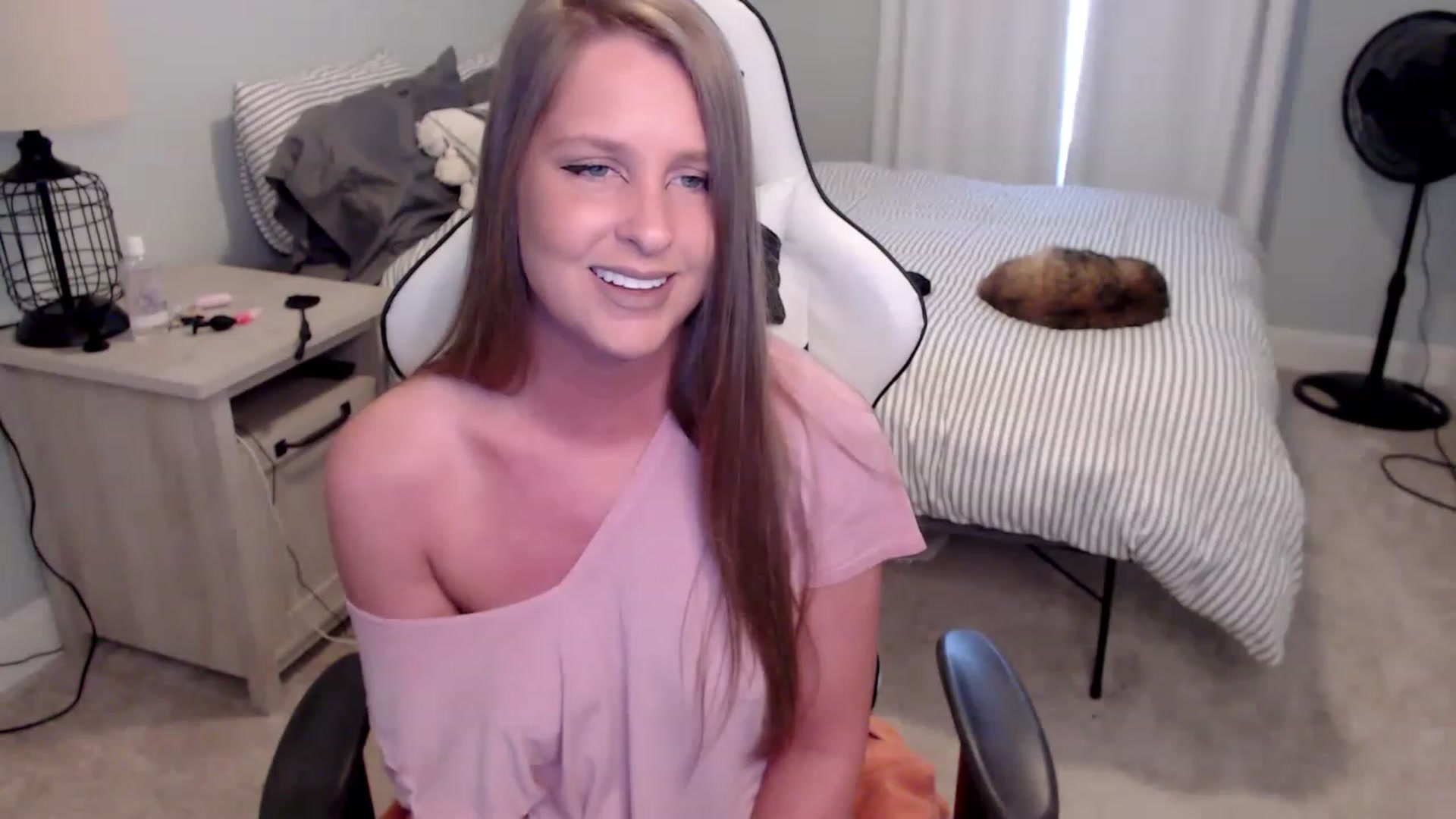 Gallery image thumbnail from HufflepuffHoe's myfreecams stream on, 02/15/2023, 20:00 image 19 of 20