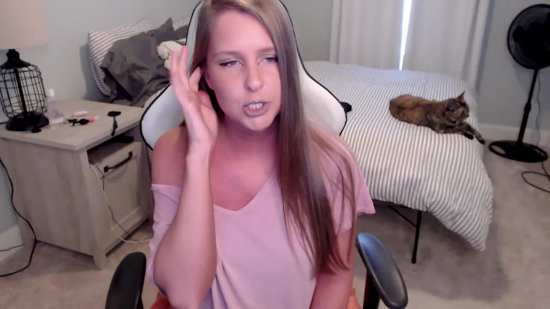 Gallery image thumbnail from HufflepuffHoe's myfreecams stream on, 02/15/2023, 20:00 image 11 of 20