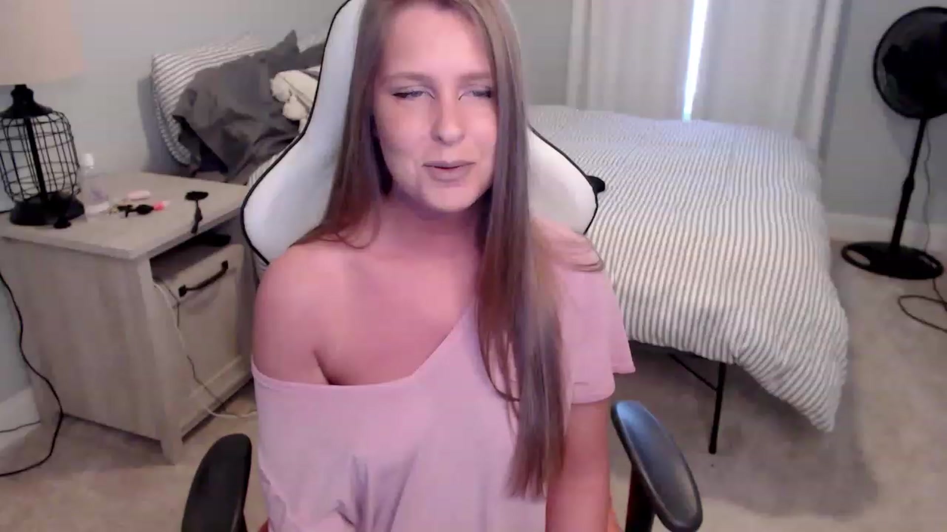 Gallery image thumbnail from HufflepuffHoe's myfreecams stream on, 02/15/2023, 20:00 image 10 of 20