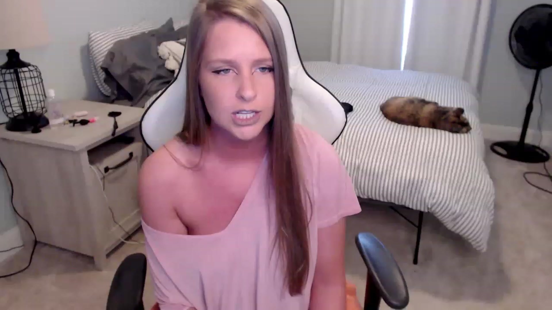 Gallery image thumbnail from HufflepuffHoe's myfreecams stream on, 02/15/2023, 20:00 image 14 of 20