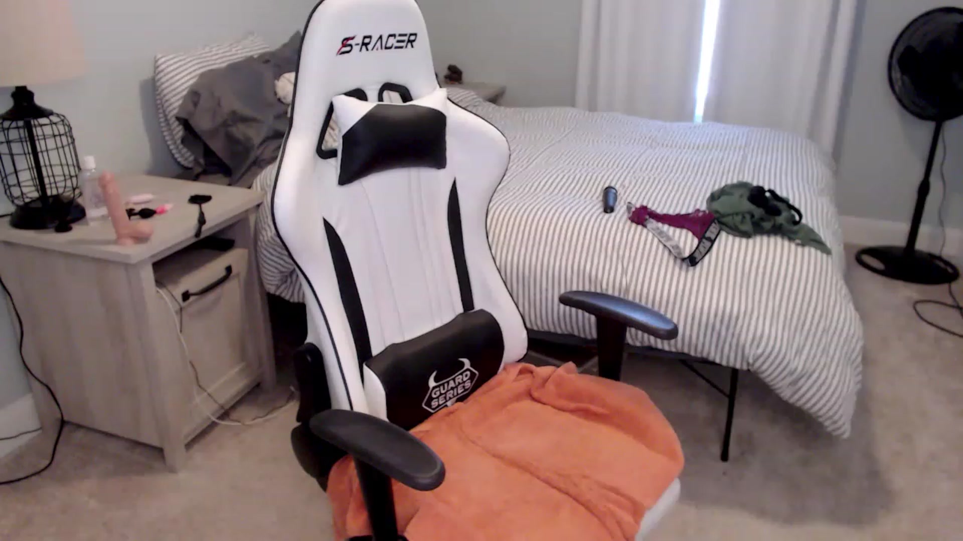 Gallery image thumbnail from HufflepuffHoe's myfreecams stream on, 02/15/2023, 20:00 image 2 of 20