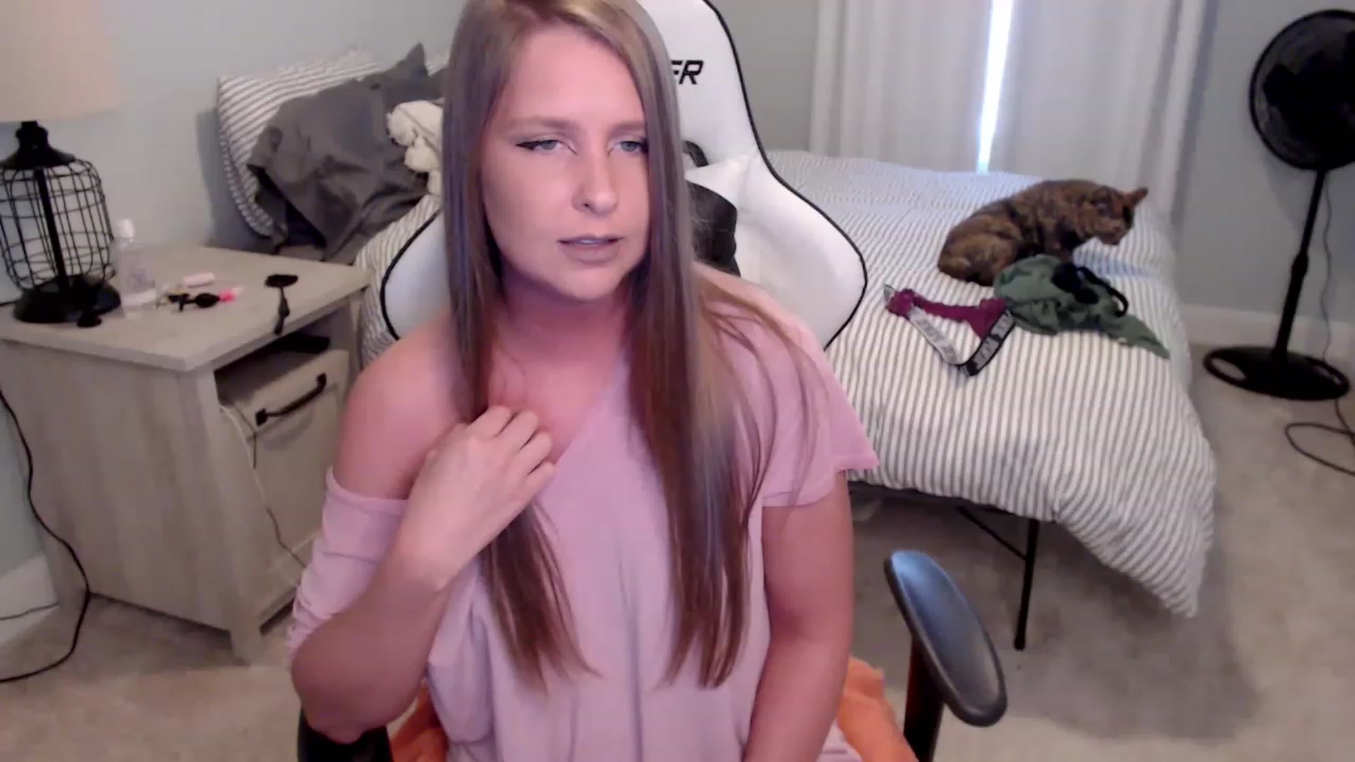 Gallery image thumbnail from HufflepuffHoe's myfreecams stream on, 02/15/2023, 20:00 image 6 of 20