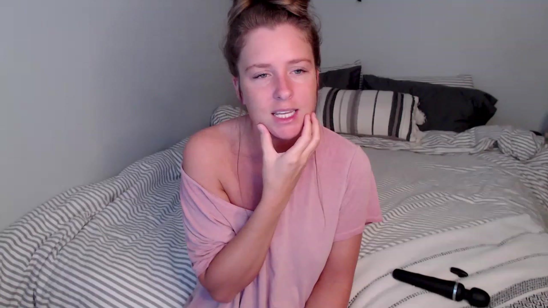 Gallery image thumbnail from HufflepuffHoe's myfreecams stream on, 03/09/2023, 17:41 image 8 of 20