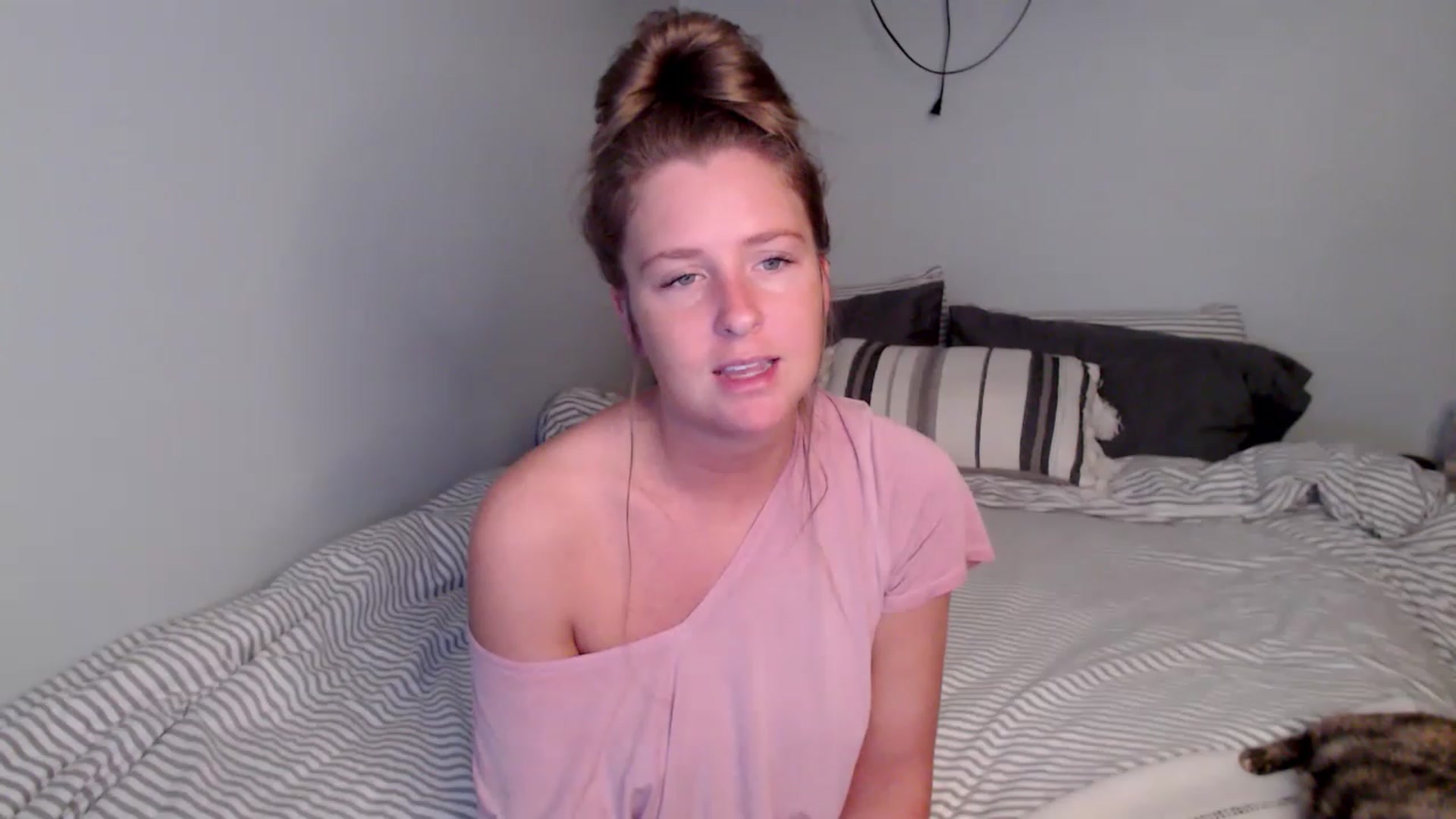 Gallery image thumbnail from HufflepuffHoe's myfreecams stream on, 03/09/2023, 17:41 image 16 of 20