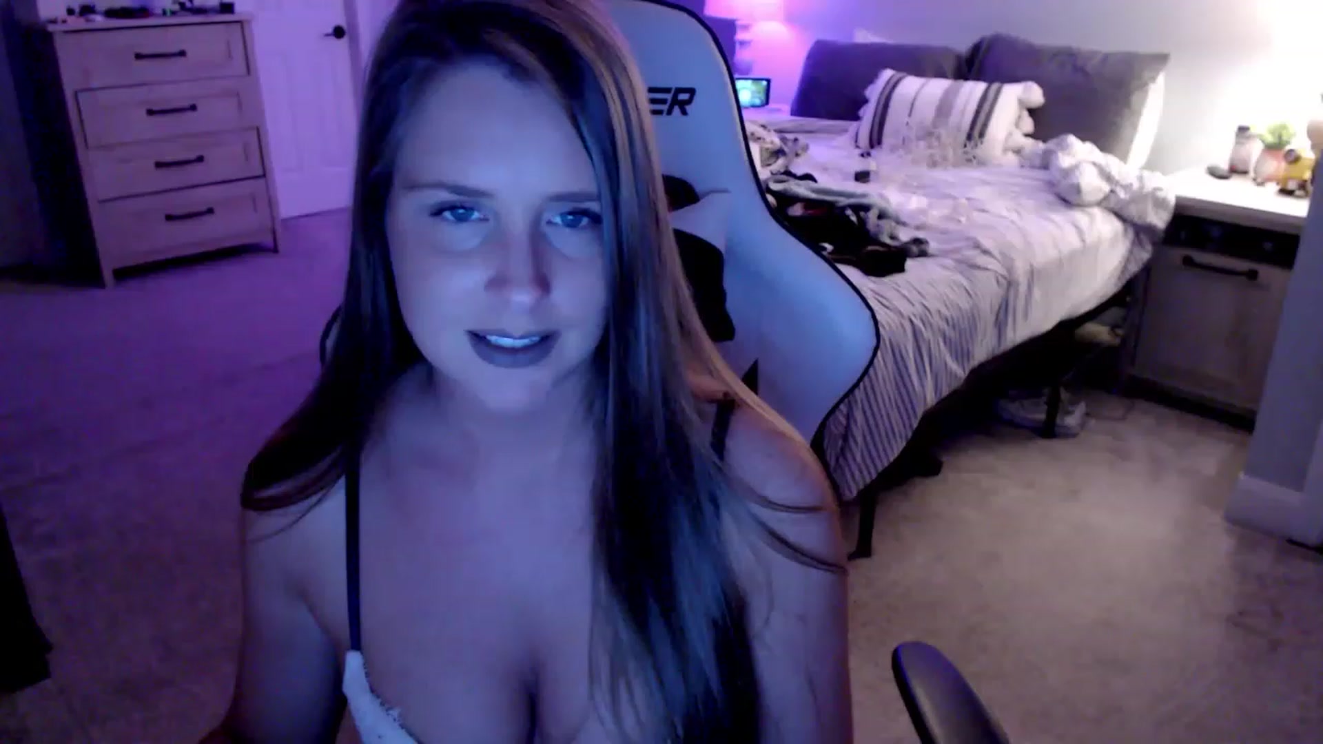Gallery image thumbnail from HufflepuffHoe's myfreecams stream on, 03/26/2023, 01:52 image 16 of 20
