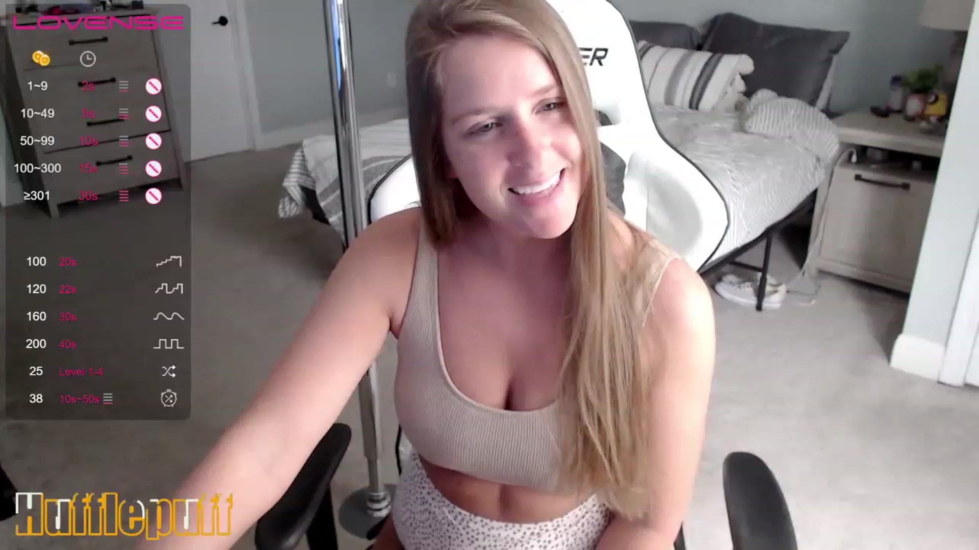 Gallery image thumbnail from HufflepuffHoe's myfreecams stream on, 03/26/2023, 19:33 image 5 of 20