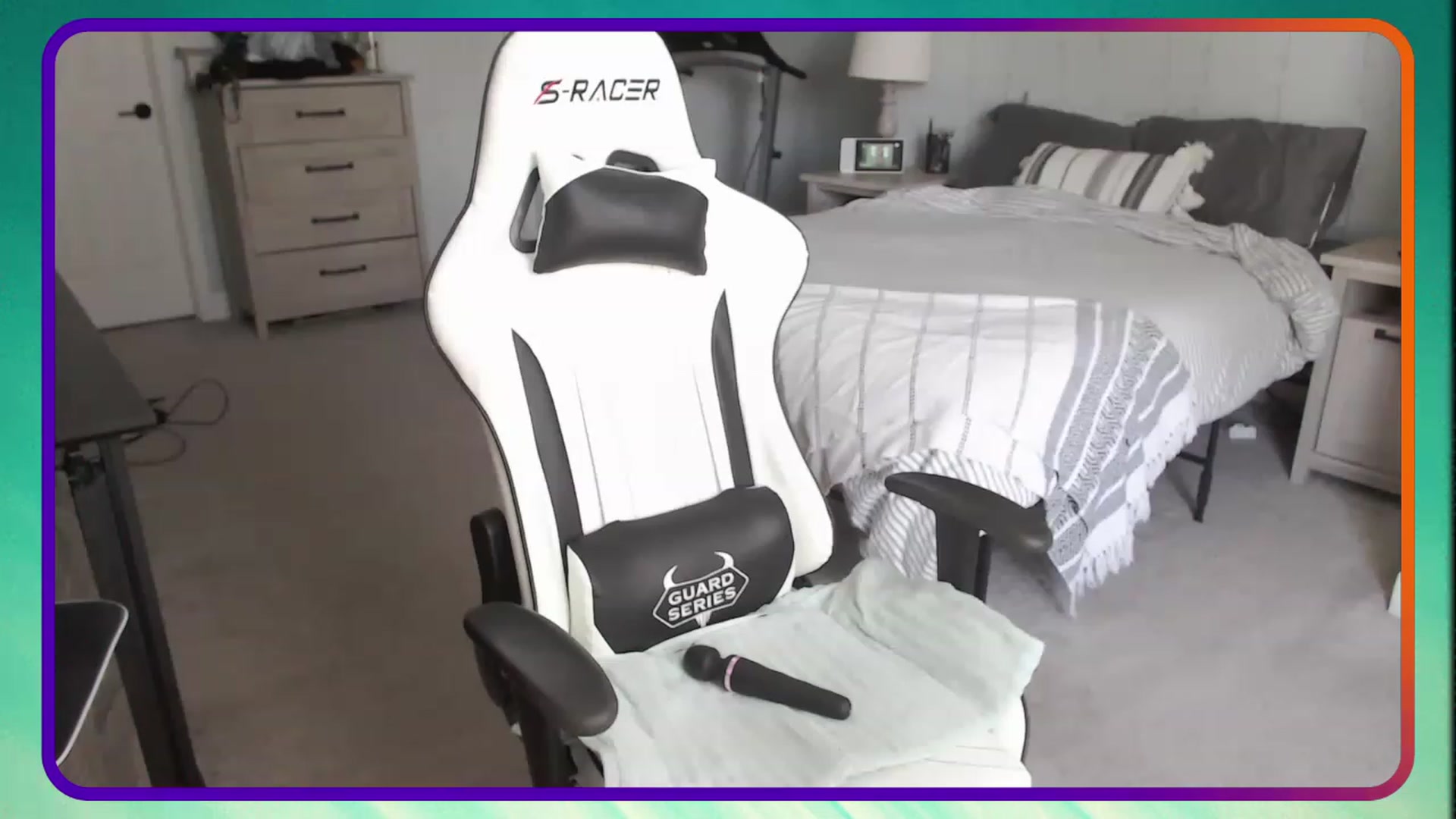 Gallery image thumbnail from HufflepuffHoe's myfreecams stream on, 04/23/2023, 17:45 image 15 of 20