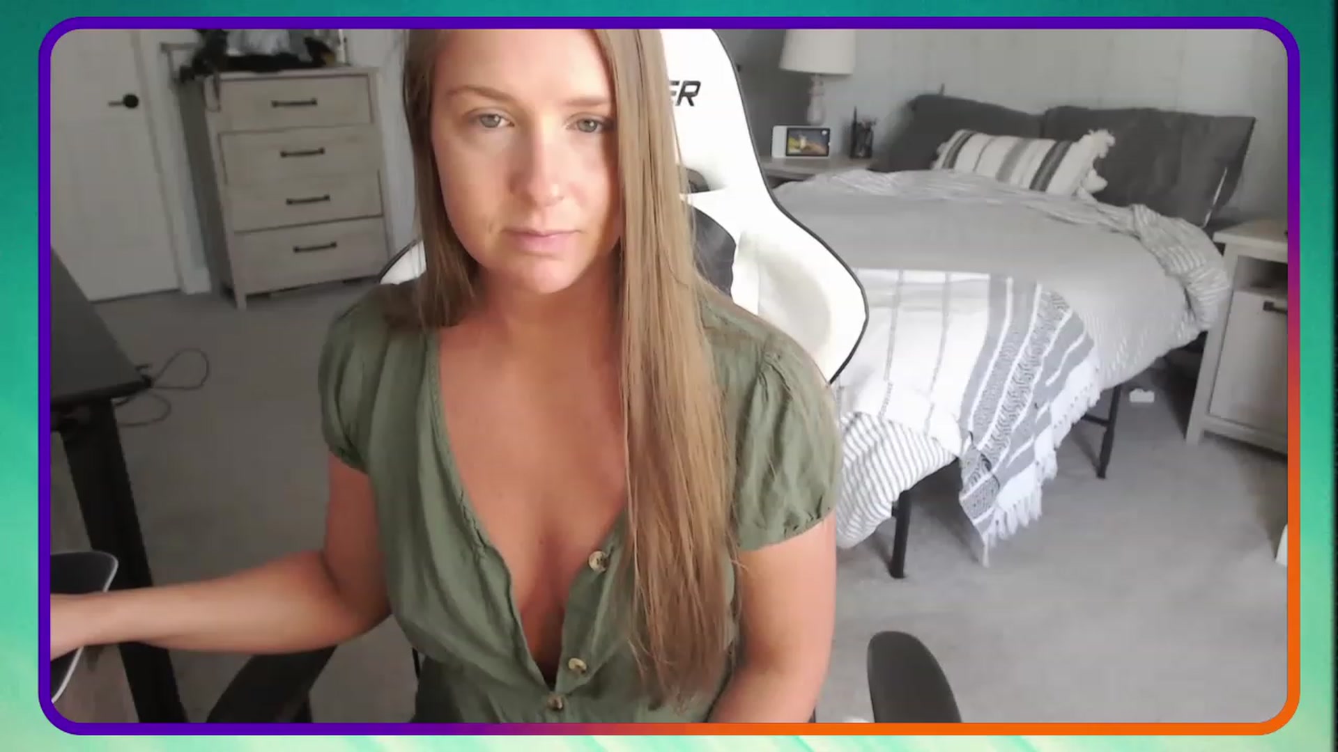 Gallery image thumbnail from HufflepuffHoe's myfreecams stream on, 04/23/2023, 17:45 image 17 of 20