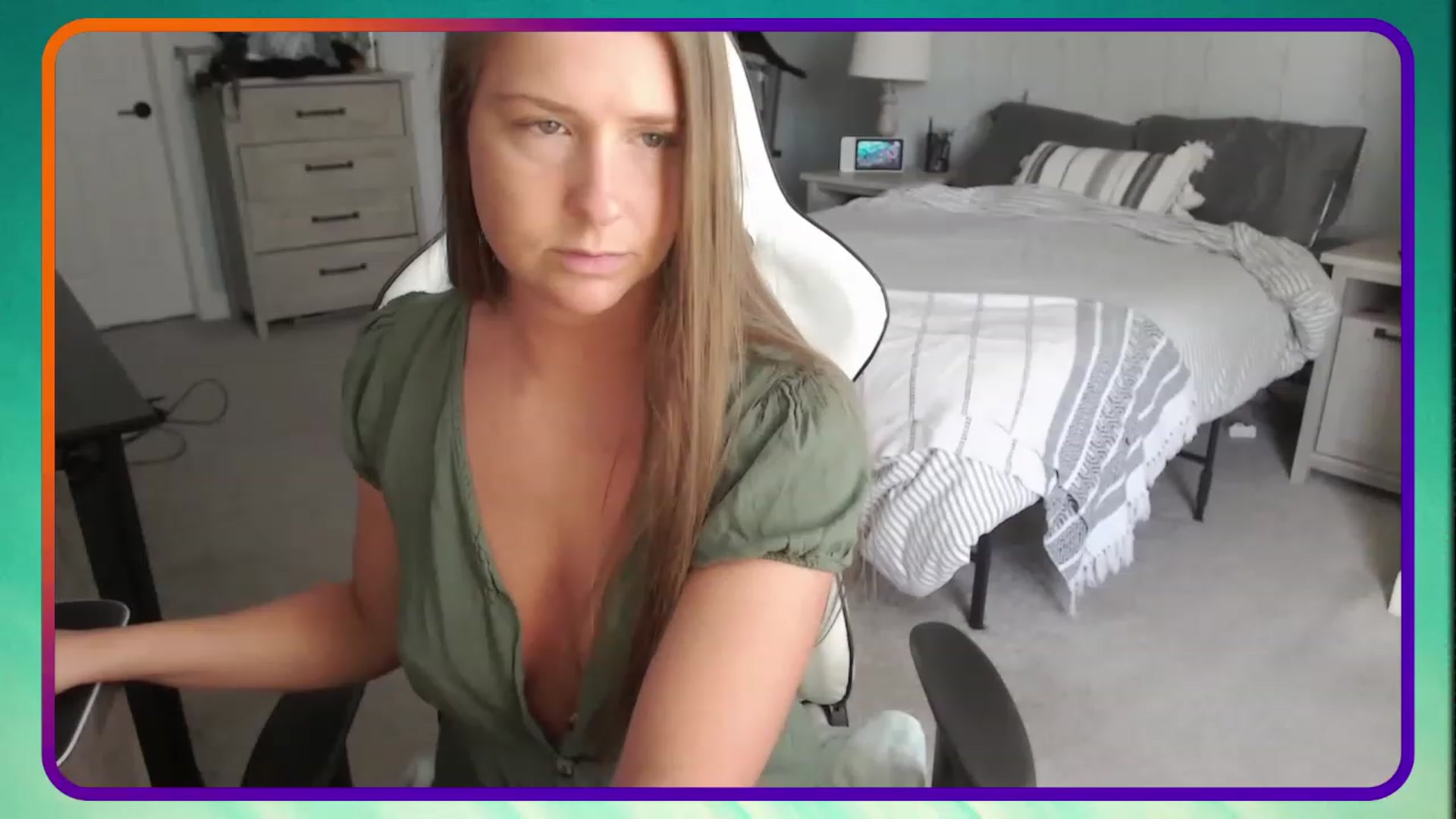 Gallery image thumbnail from HufflepuffHoe's myfreecams stream on, 04/23/2023, 17:45 image 7 of 20