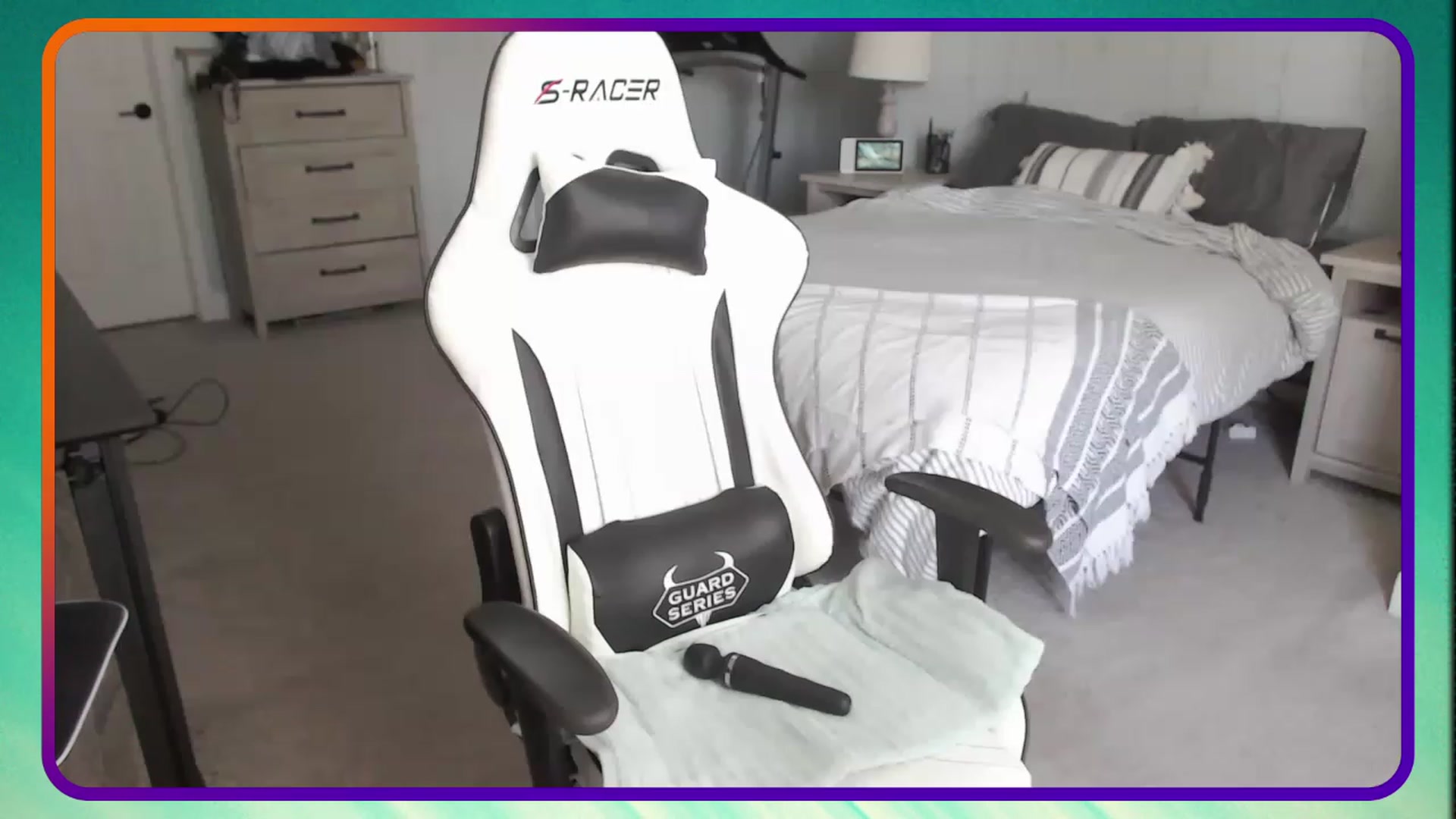 Gallery image thumbnail from HufflepuffHoe's myfreecams stream on, 04/23/2023, 17:45 image 16 of 20