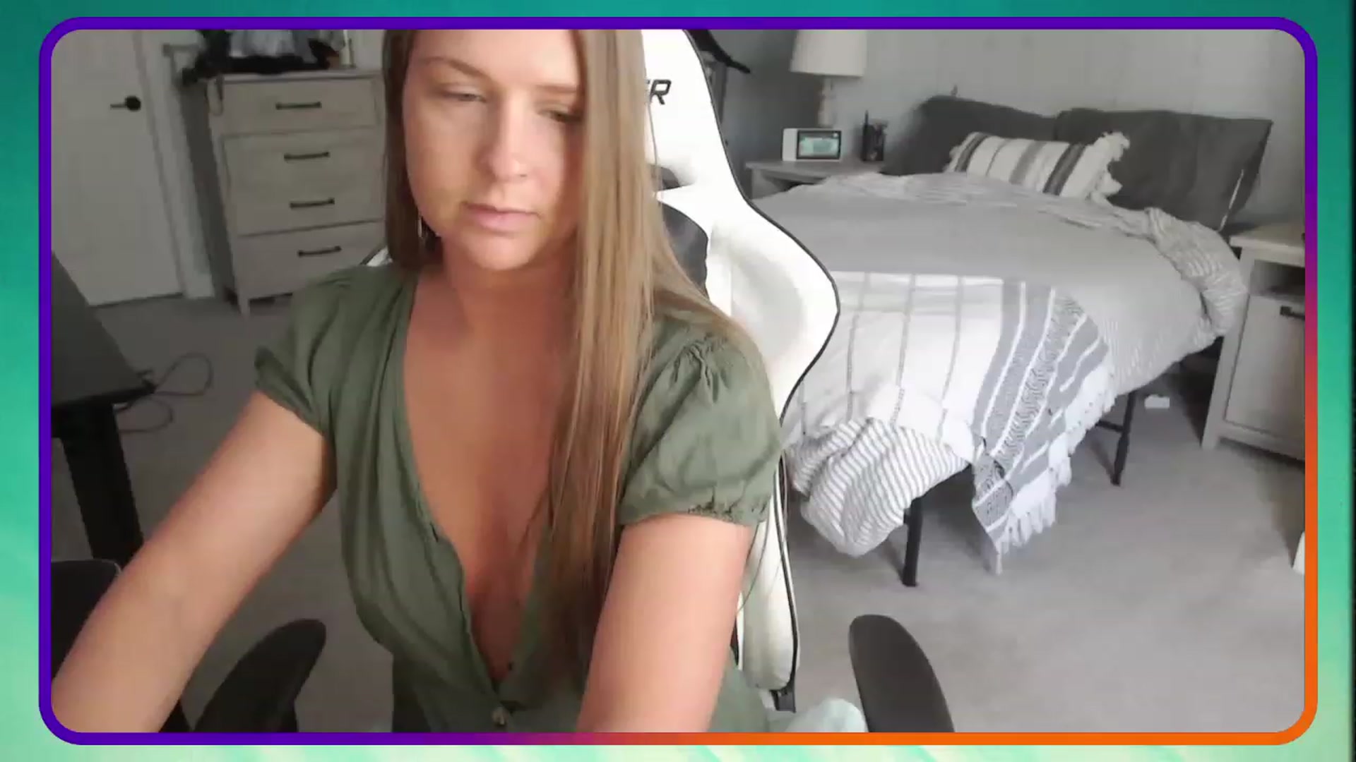 Gallery image thumbnail from HufflepuffHoe's myfreecams stream on, 04/23/2023, 17:45 image 8 of 20