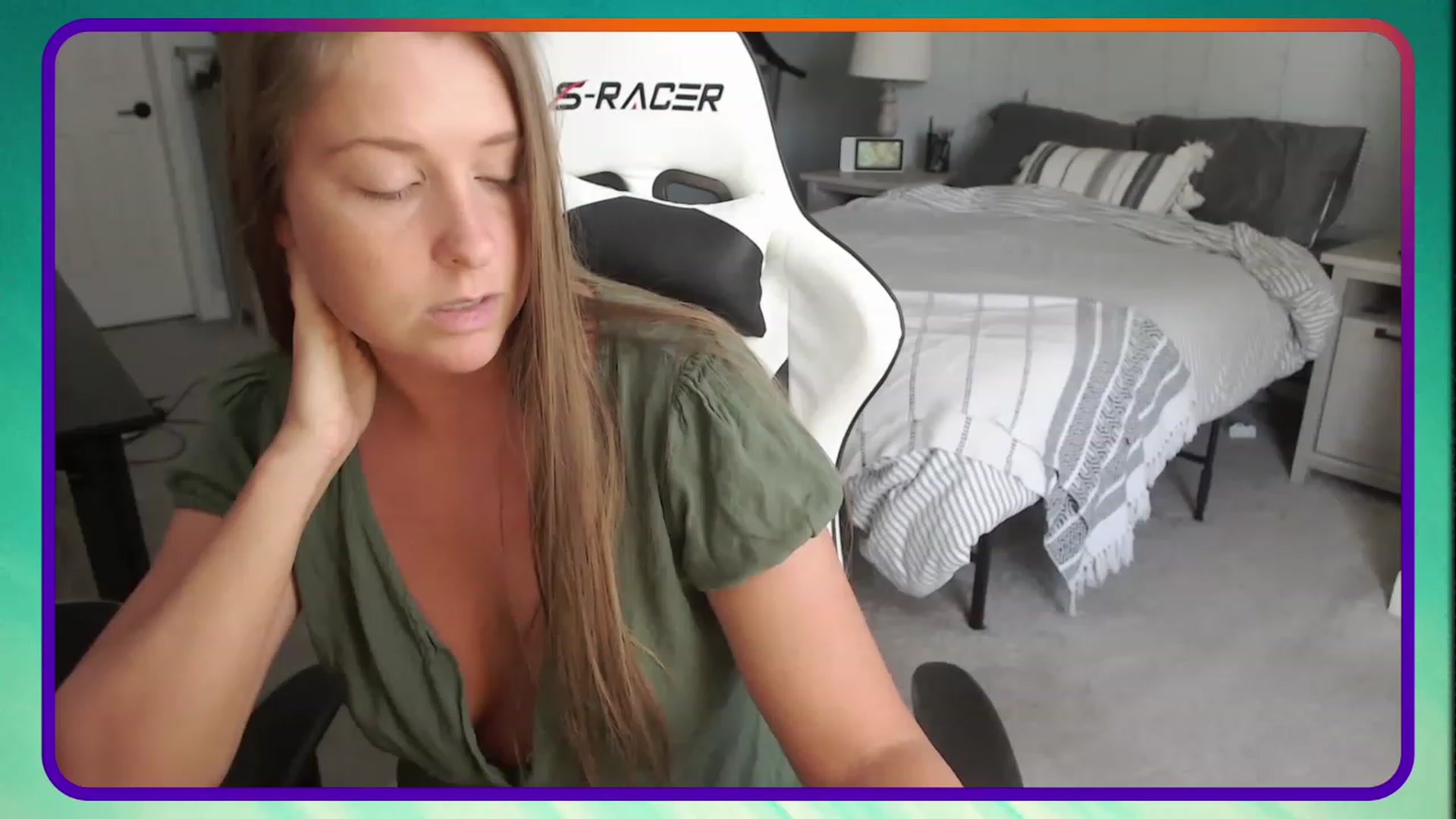 Gallery image thumbnail from HufflepuffHoe's myfreecams stream on, 04/23/2023, 17:45 image 9 of 20