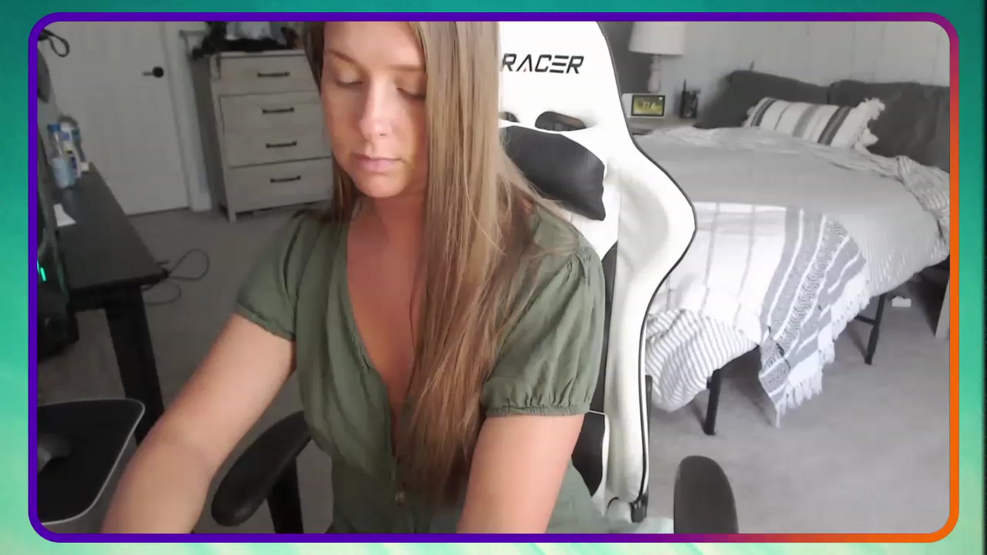 Gallery image thumbnail from HufflepuffHoe's myfreecams stream on, 04/23/2023, 18:59 image 6 of 20