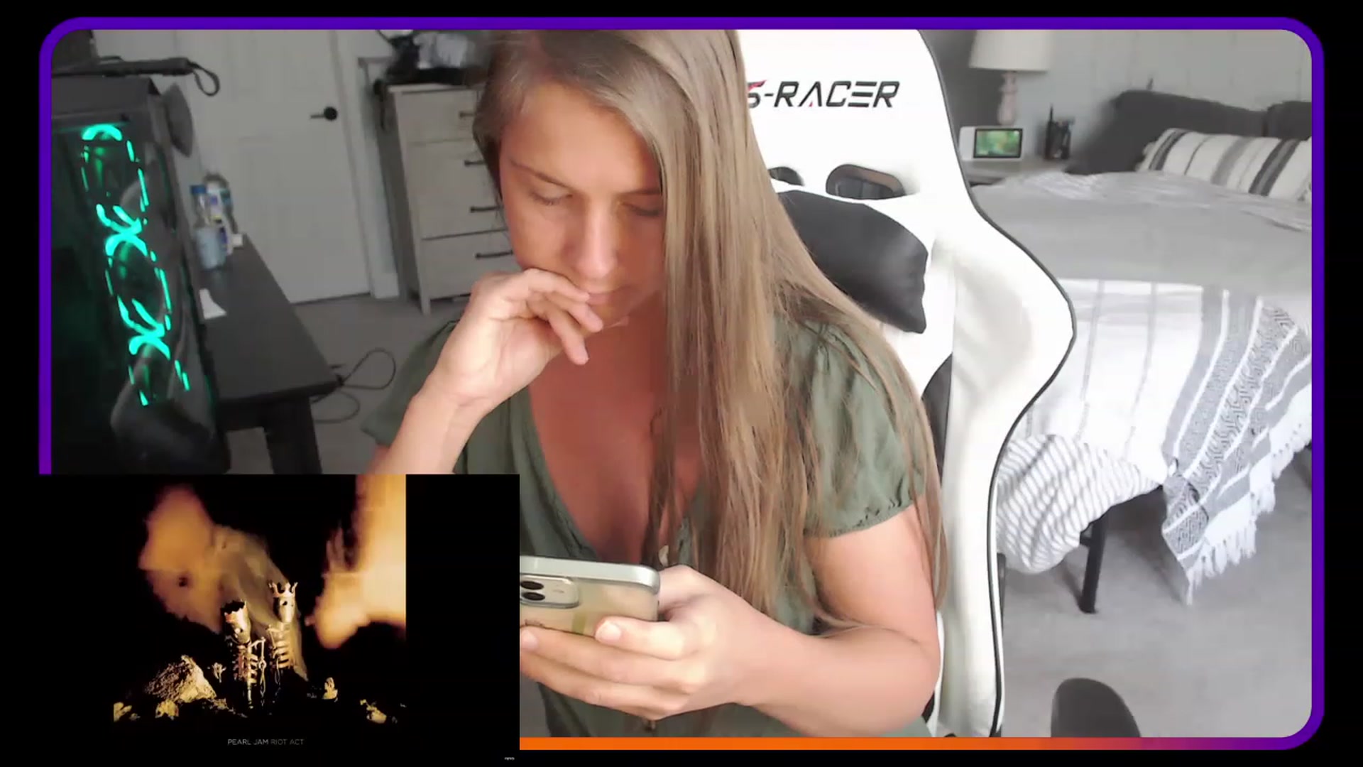 Gallery image thumbnail from HufflepuffHoe's myfreecams stream on, 04/23/2023, 18:59 image 8 of 20