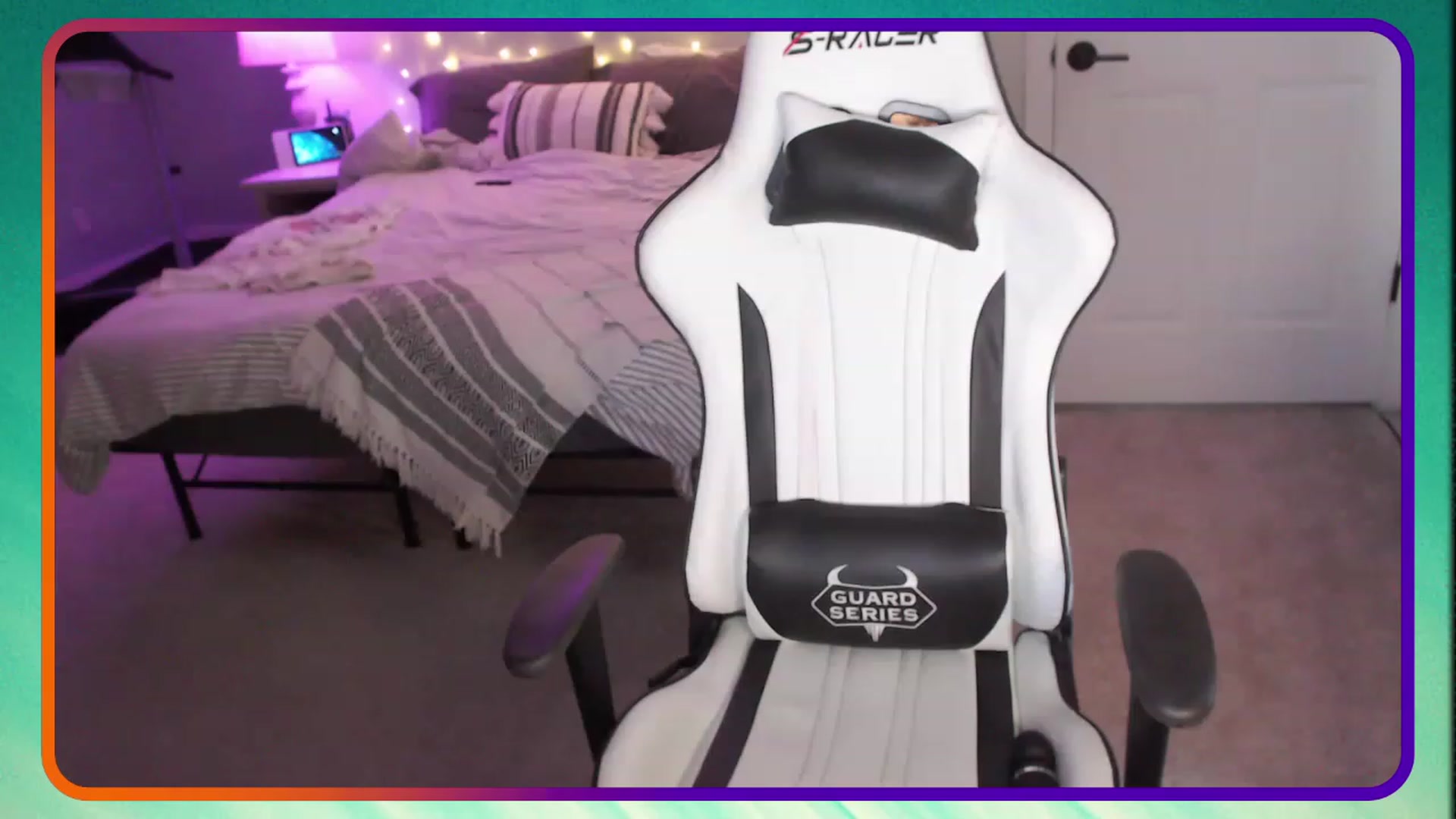 Gallery image thumbnail from HufflepuffHoe's myfreecams stream on, 04/24/2023, 22:21 image 18 of 20