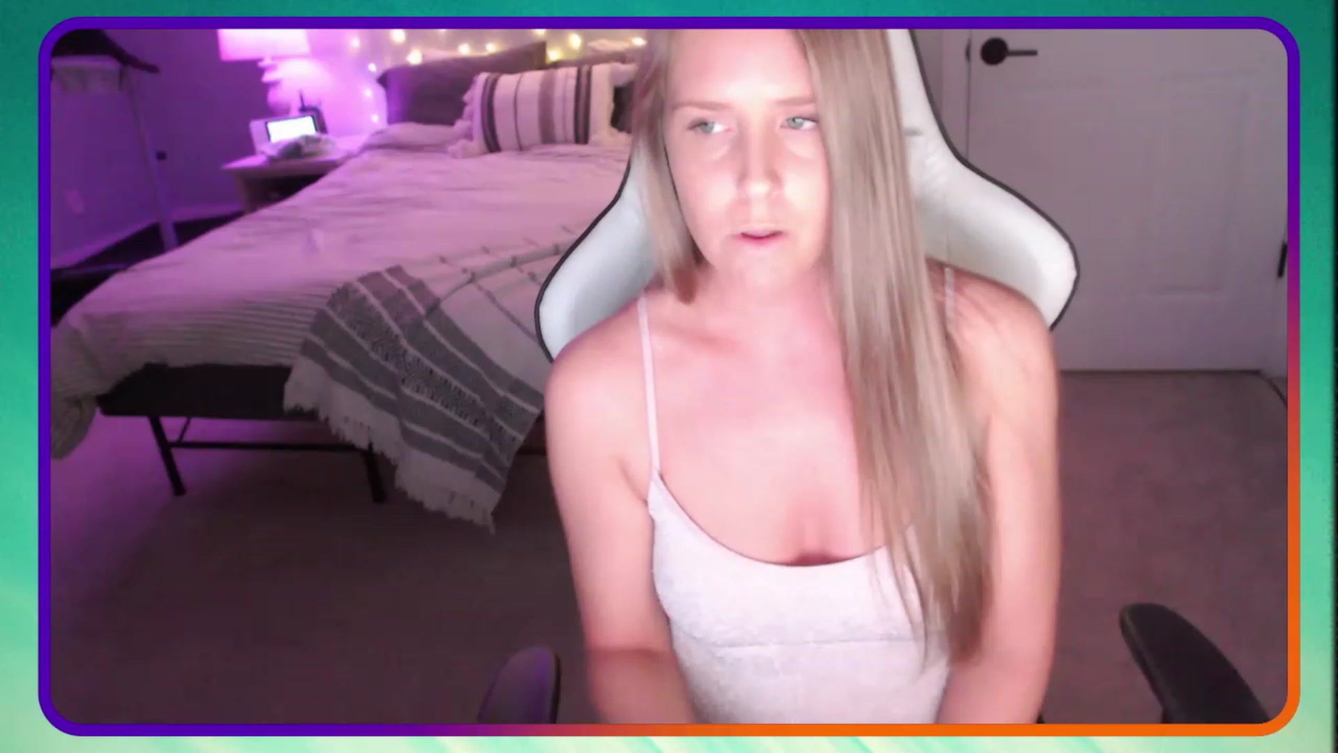 Gallery image thumbnail from HufflepuffHoe's myfreecams stream on, 04/25/2023, 02:26 image 10 of 20