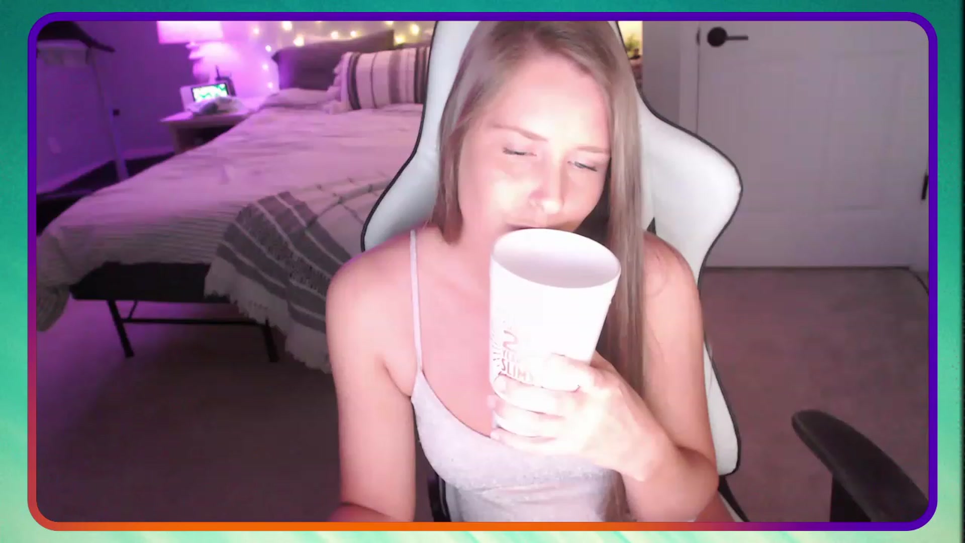 Gallery image thumbnail from HufflepuffHoe's myfreecams stream on, 04/25/2023, 02:26 image 11 of 20
