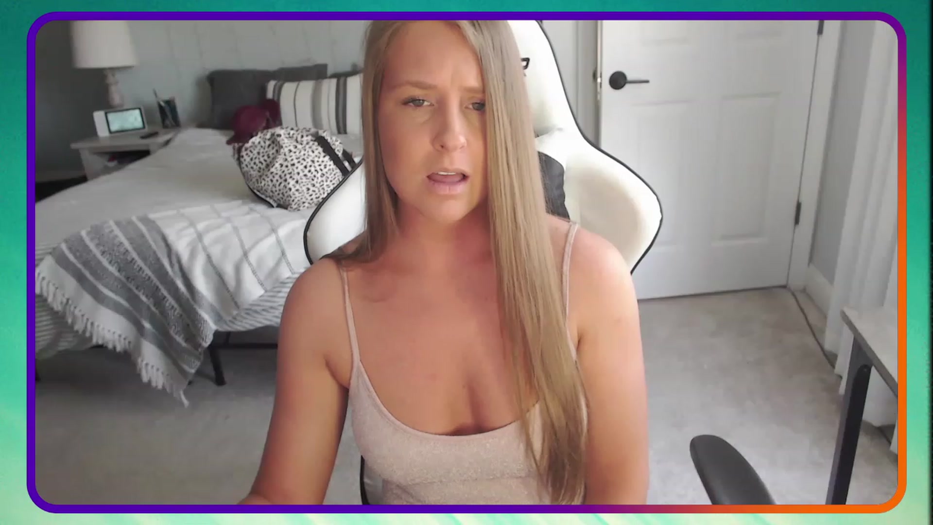 Gallery image thumbnail from HufflepuffHoe's myfreecams stream on, 05/01/2023, 18:33 image 10 of 20