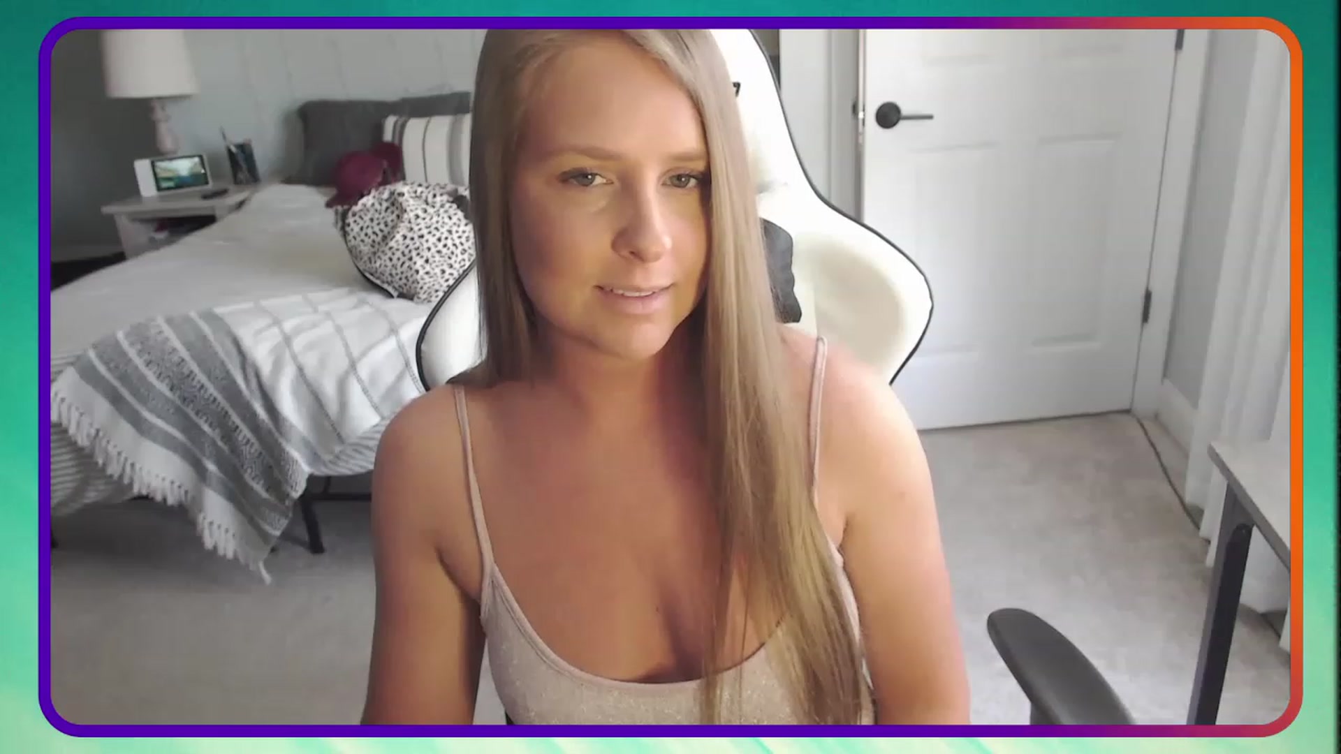 Gallery image thumbnail from HufflepuffHoe's myfreecams stream on, 05/01/2023, 18:33 image 9 of 20