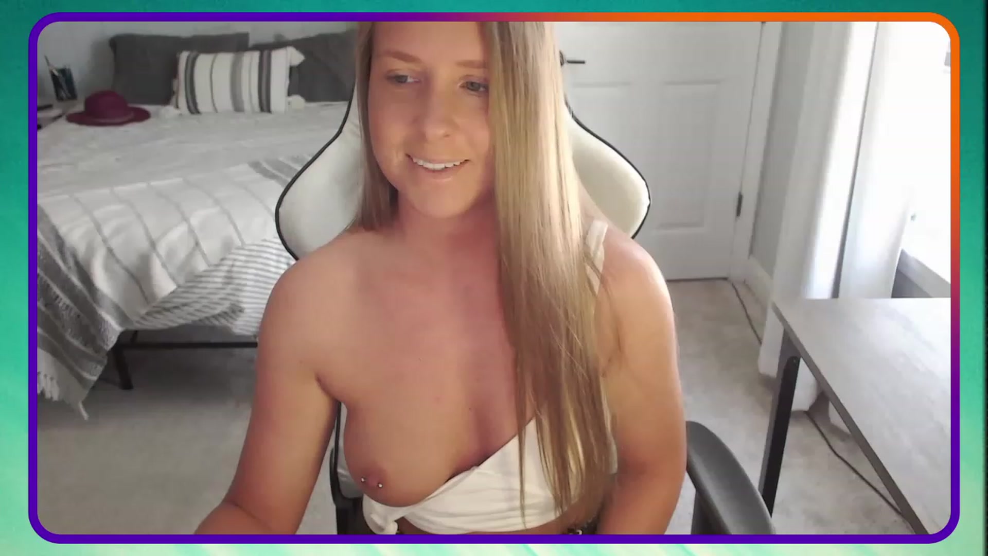 Gallery image thumbnail from HufflepuffHoe's myfreecams stream on, 05/02/2023, 17:23 image 5 of 20
