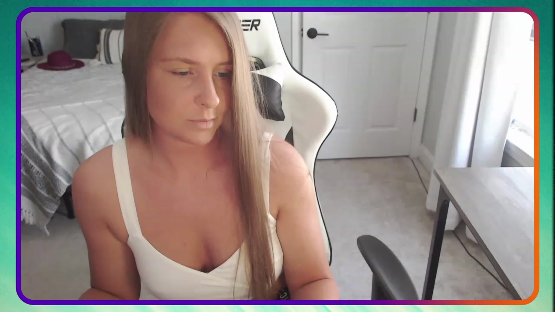 Gallery image thumbnail from HufflepuffHoe's myfreecams stream on, 05/02/2023, 17:23 image 3 of 20