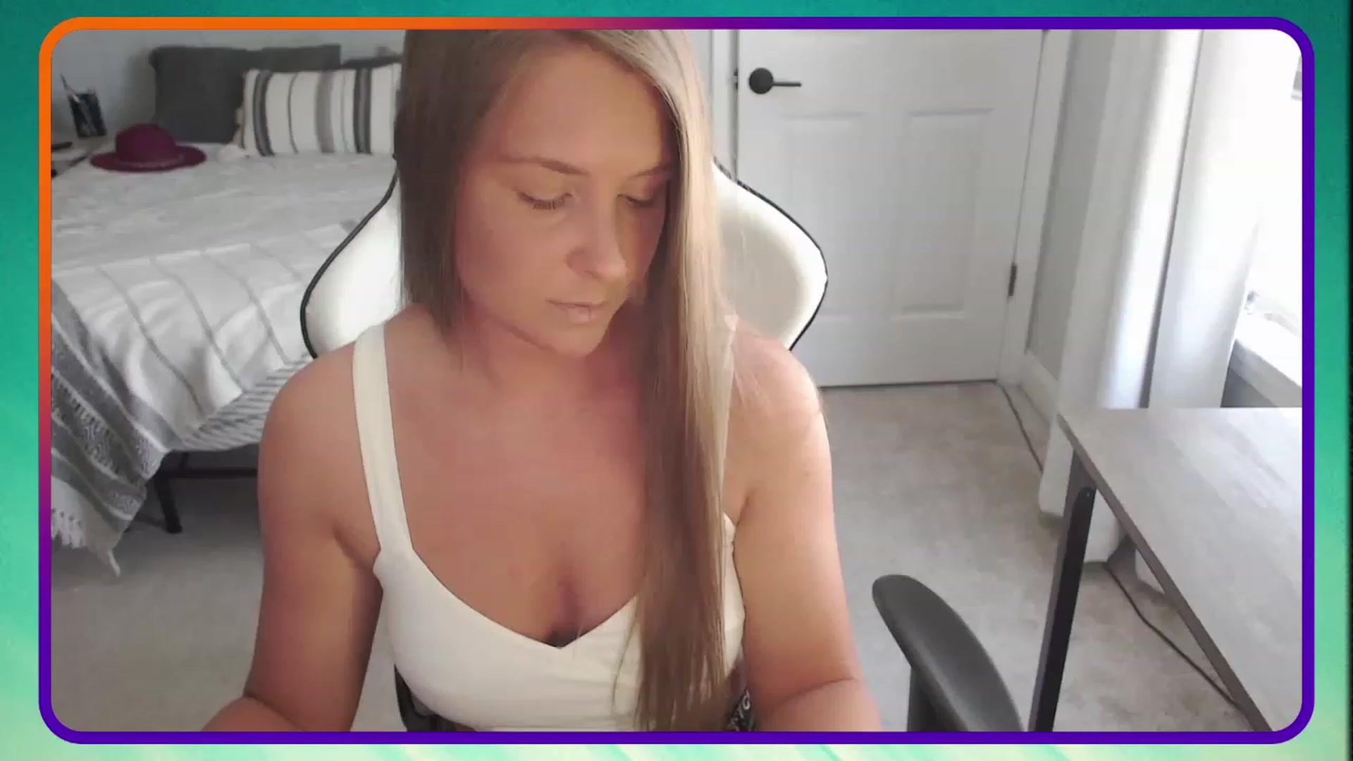 Gallery image thumbnail from HufflepuffHoe's myfreecams stream on, 05/02/2023, 17:23 image 2 of 20