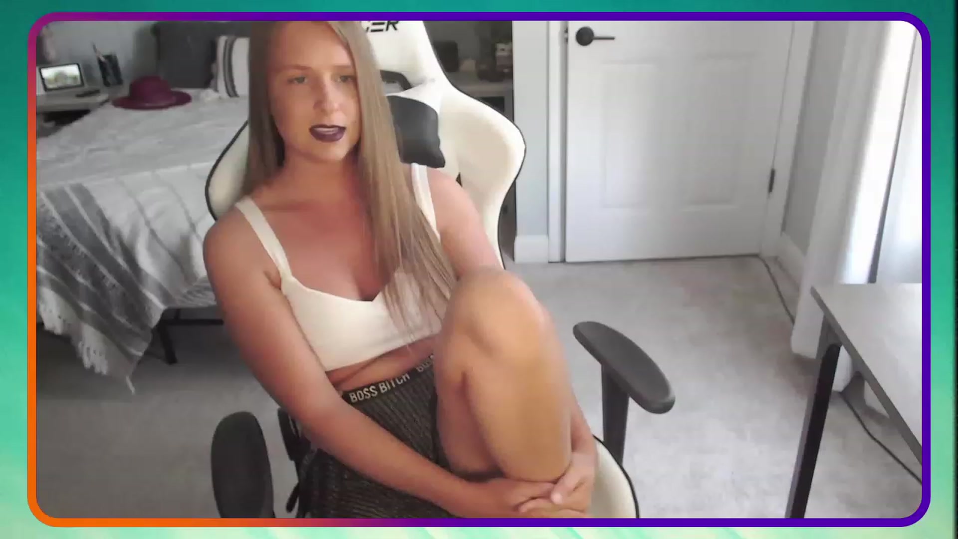 Gallery image thumbnail from HufflepuffHoe's myfreecams stream on, 05/02/2023, 19:46 image 4 of 20