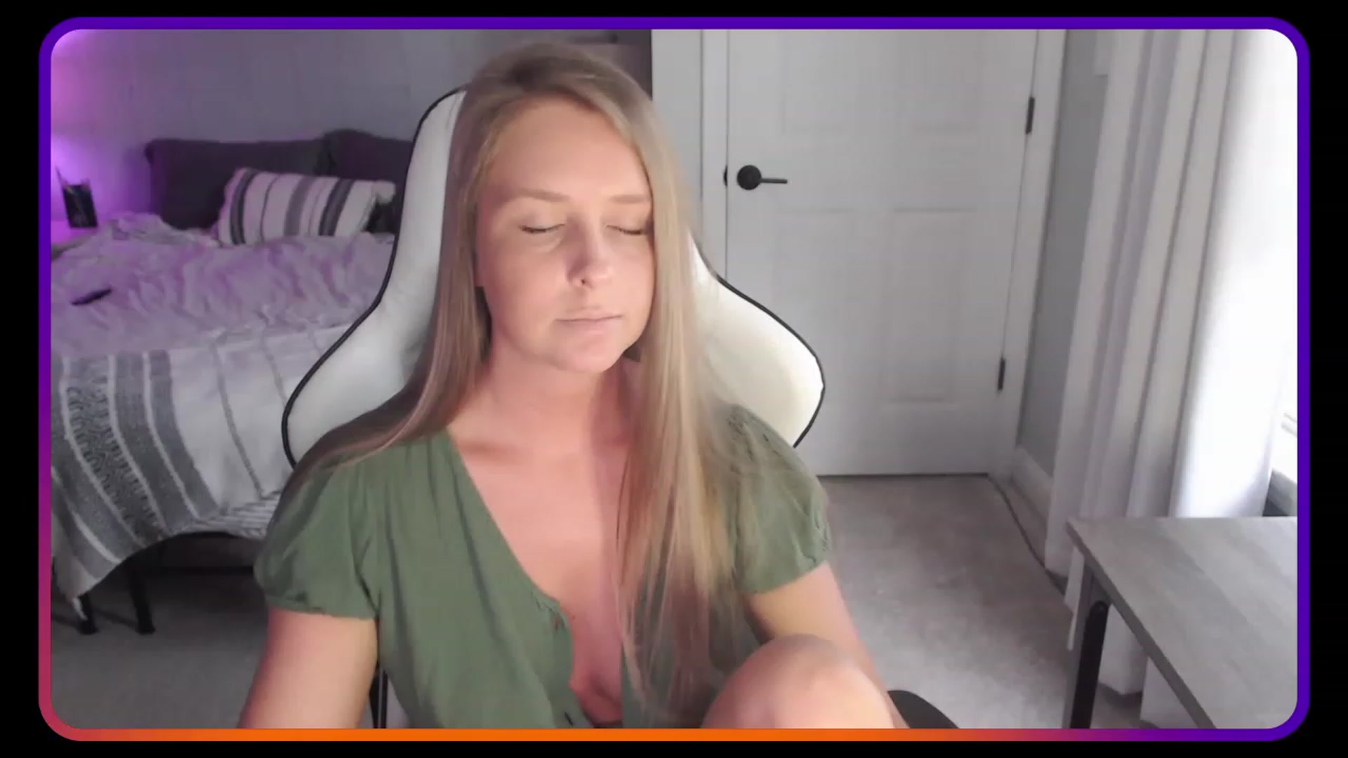 Gallery image thumbnail from HufflepuffHoe's myfreecams stream on, 05/05/2023, 17:52 image 1 of 20