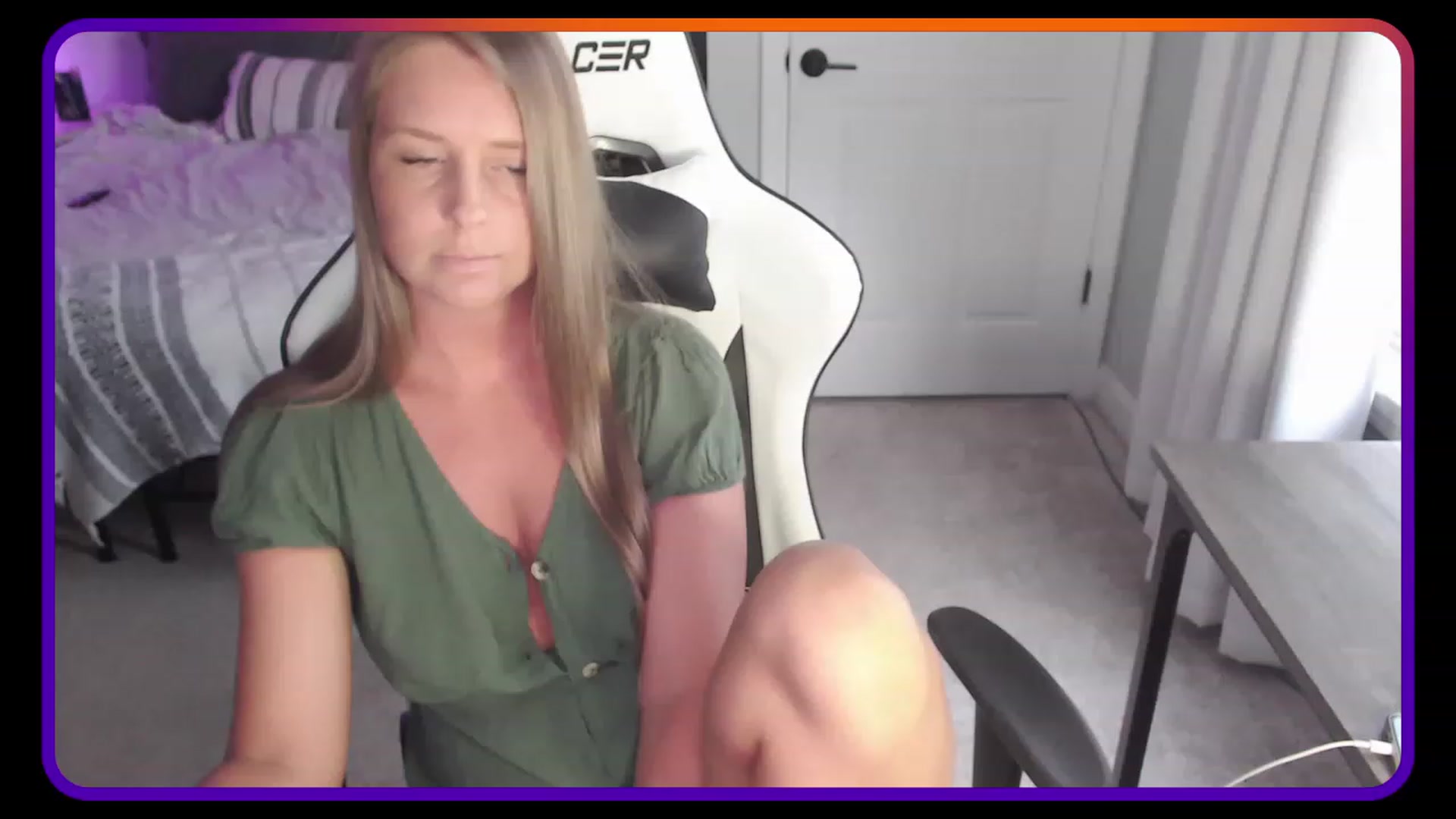Gallery image thumbnail from HufflepuffHoe's myfreecams stream on, 05/05/2023, 17:52 image 4 of 20