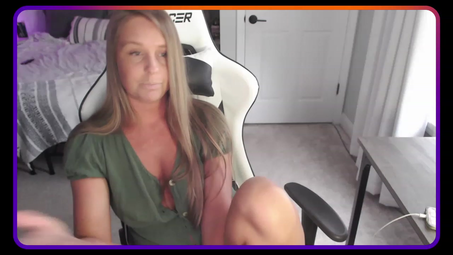 Gallery image thumbnail from HufflepuffHoe's myfreecams stream on, 05/05/2023, 17:52 image 10 of 20