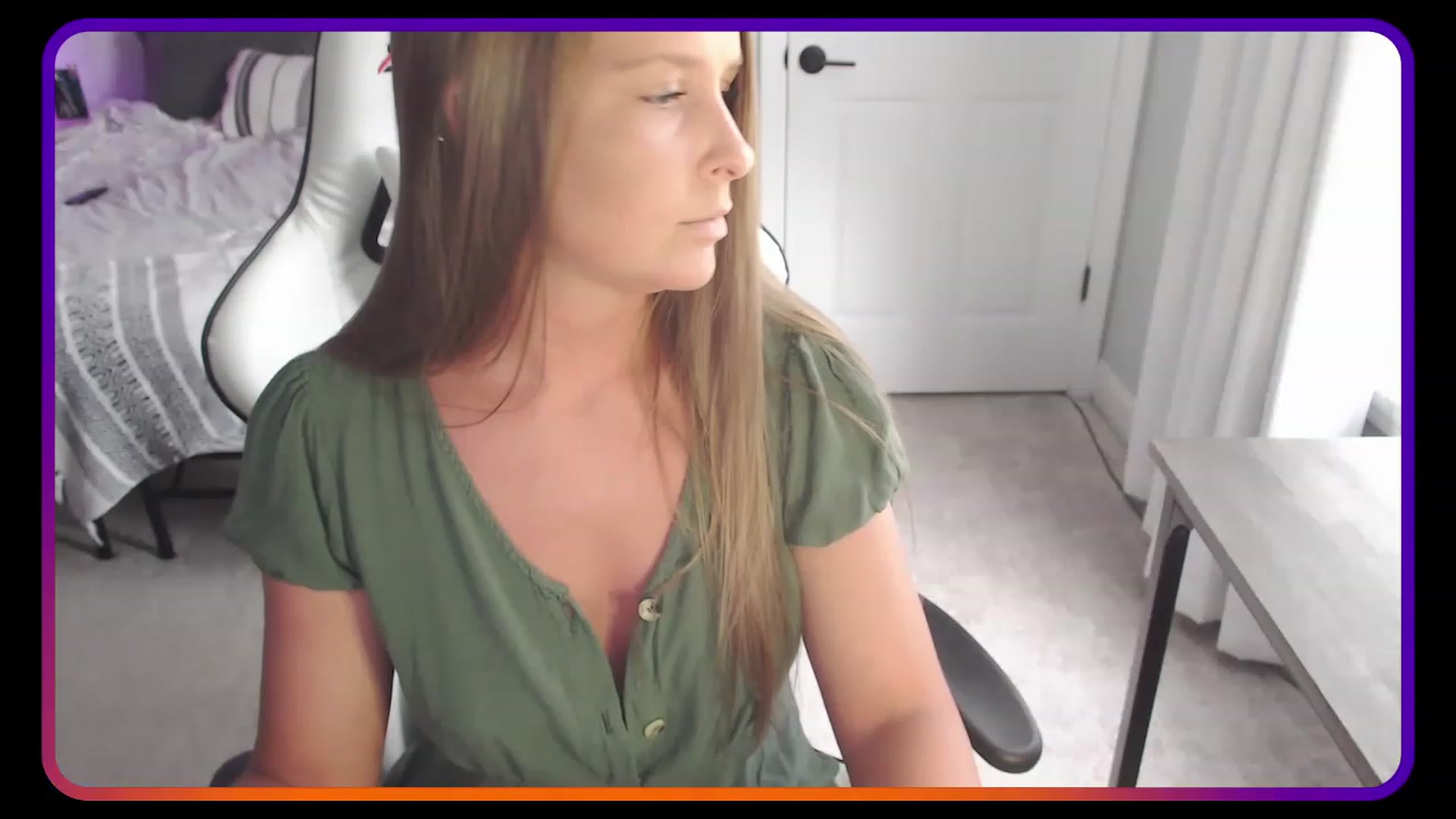 Gallery image thumbnail from HufflepuffHoe's myfreecams stream on, 05/05/2023, 17:52 image 19 of 20