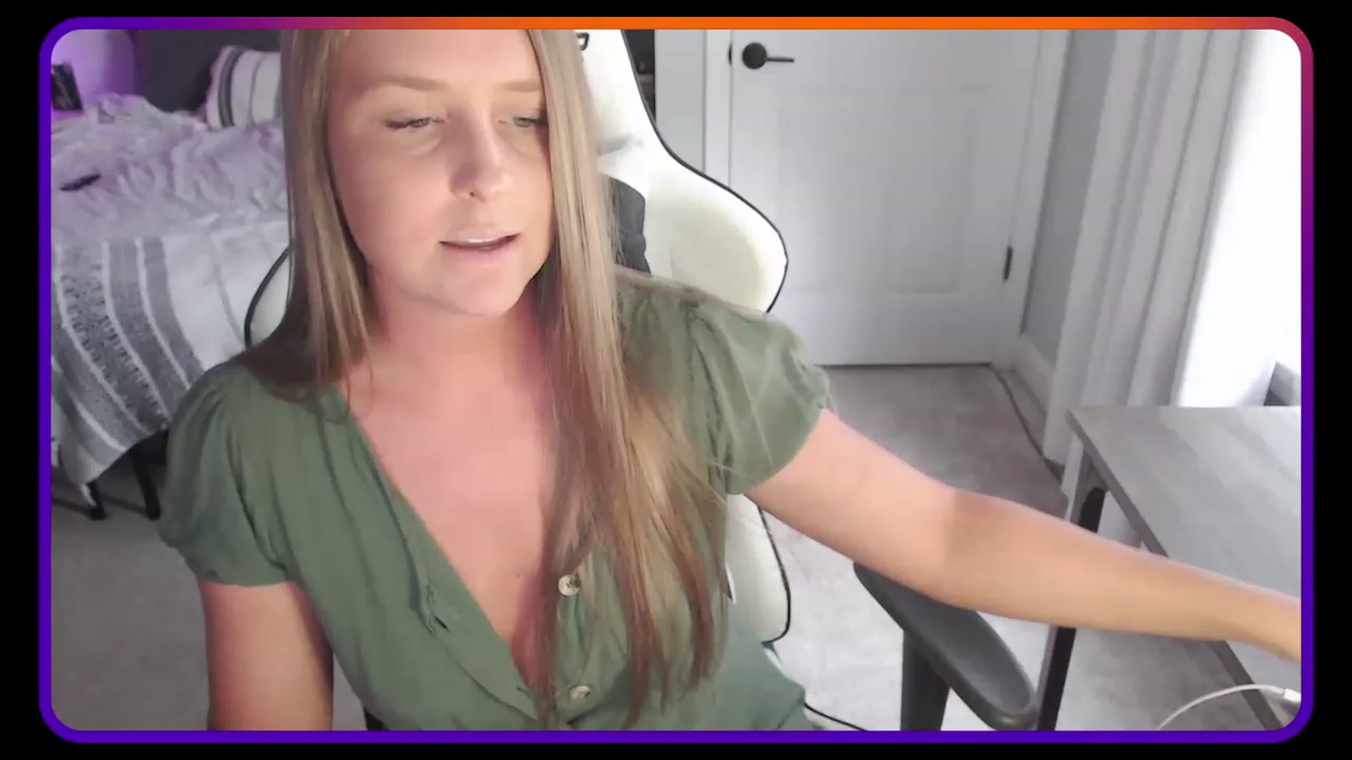 Gallery image thumbnail from HufflepuffHoe's myfreecams stream on, 05/05/2023, 17:52 image 14 of 20