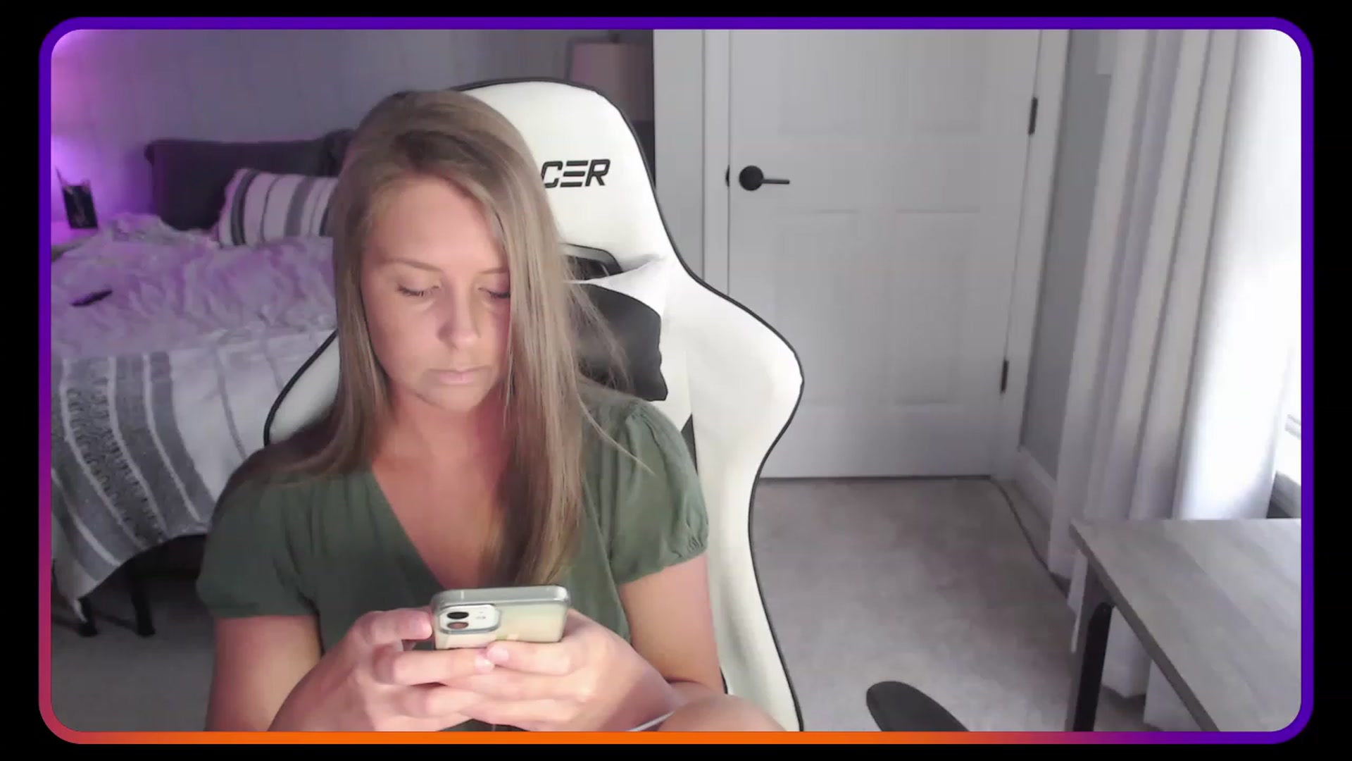 Gallery image thumbnail from HufflepuffHoe's myfreecams stream on, 05/05/2023, 17:52 image 3 of 20