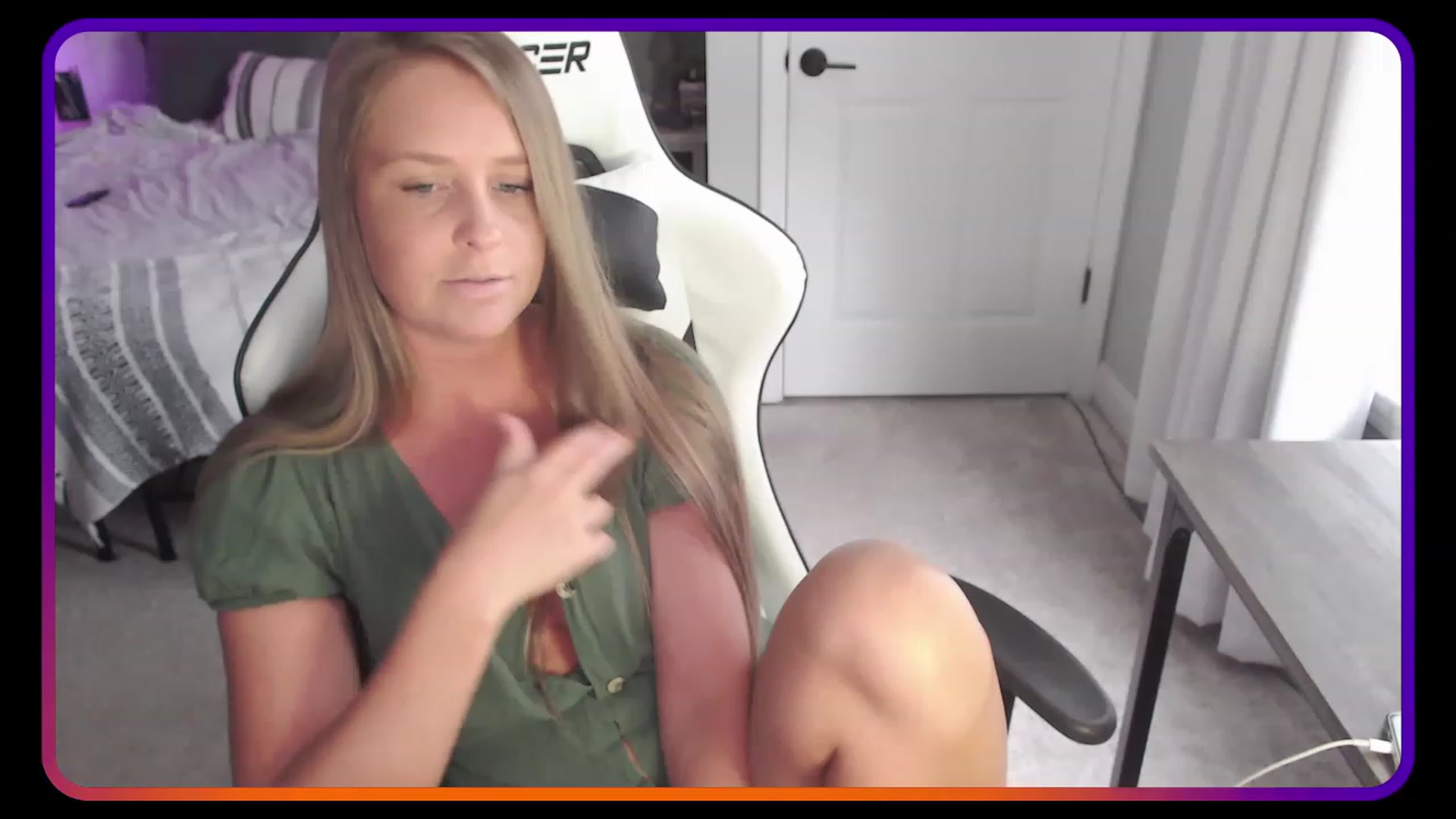 Gallery image thumbnail from HufflepuffHoe's myfreecams stream on, 05/05/2023, 17:52 image 7 of 20