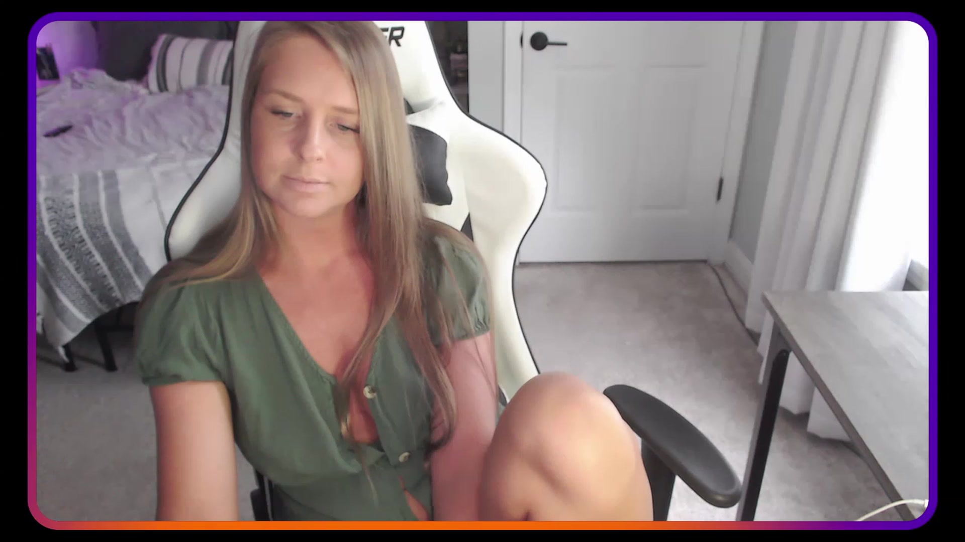Gallery image thumbnail from HufflepuffHoe's myfreecams stream on, 05/05/2023, 17:52 image 9 of 20