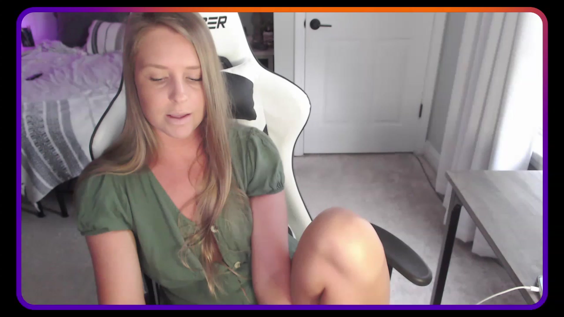 Gallery image thumbnail from HufflepuffHoe's myfreecams stream on, 05/05/2023, 17:52 image 6 of 20