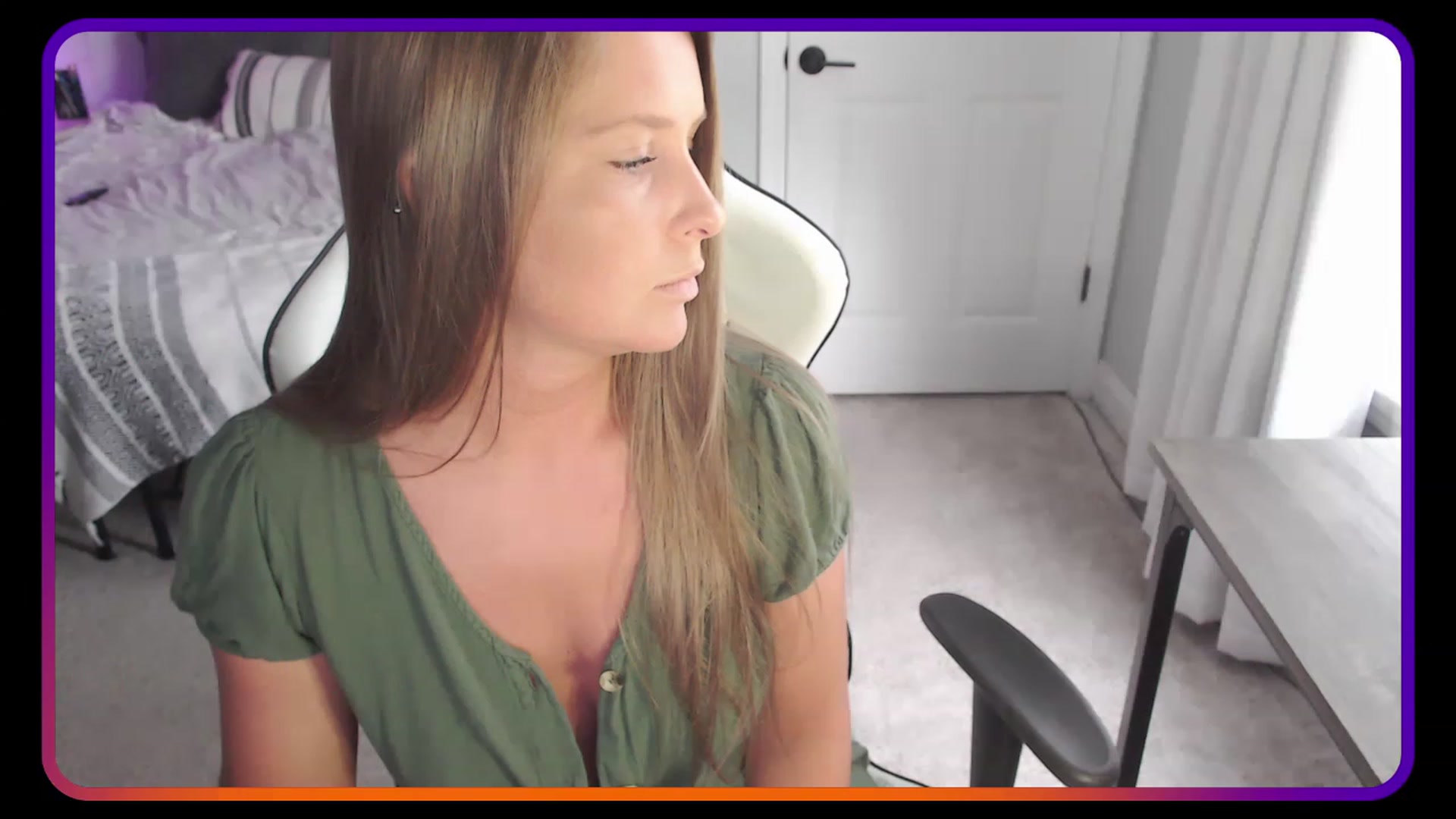 Gallery image thumbnail from HufflepuffHoe's myfreecams stream on, 05/05/2023, 17:52 image 17 of 20
