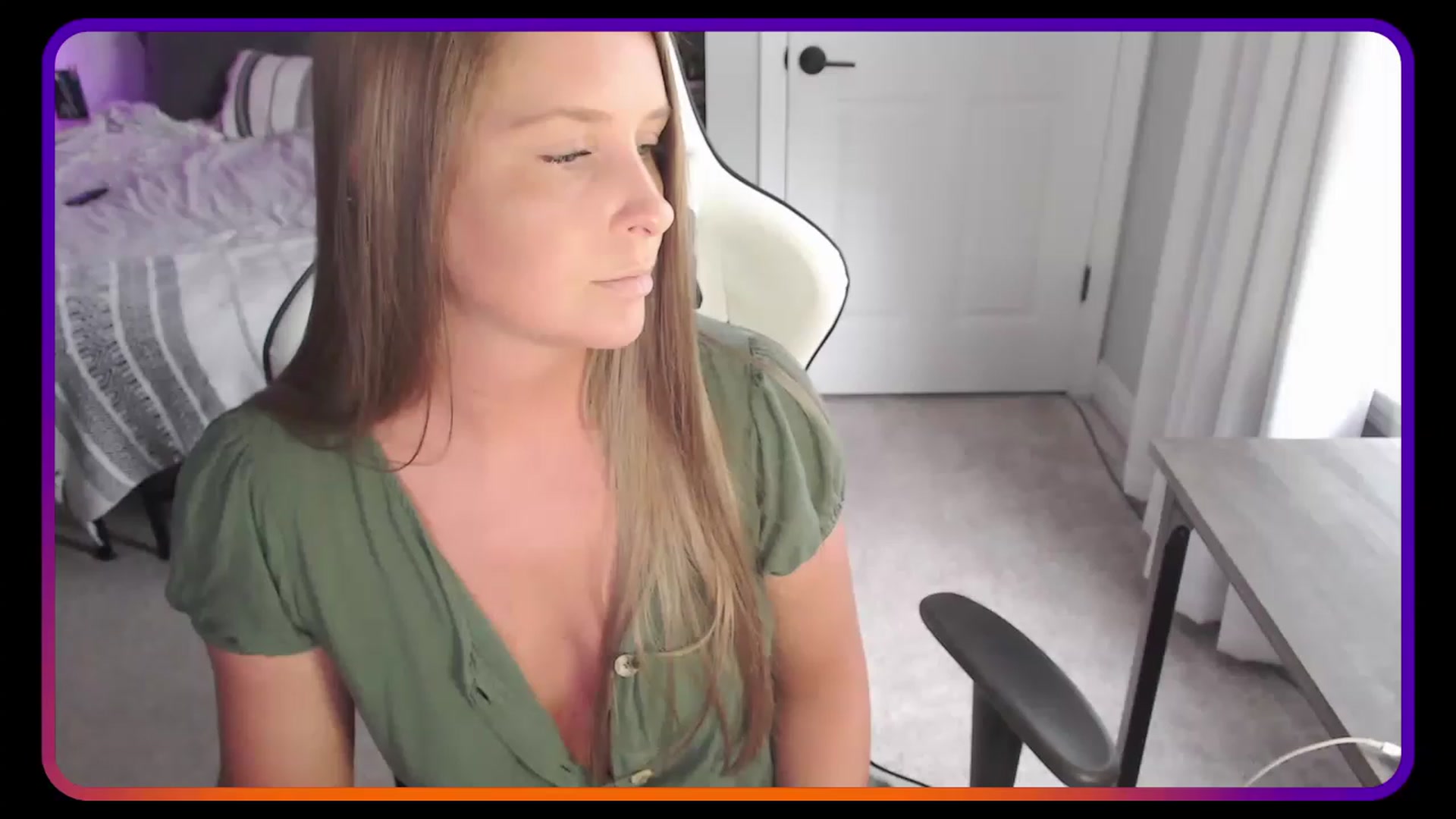 Gallery image thumbnail from HufflepuffHoe's myfreecams stream on, 05/05/2023, 17:52 image 15 of 20