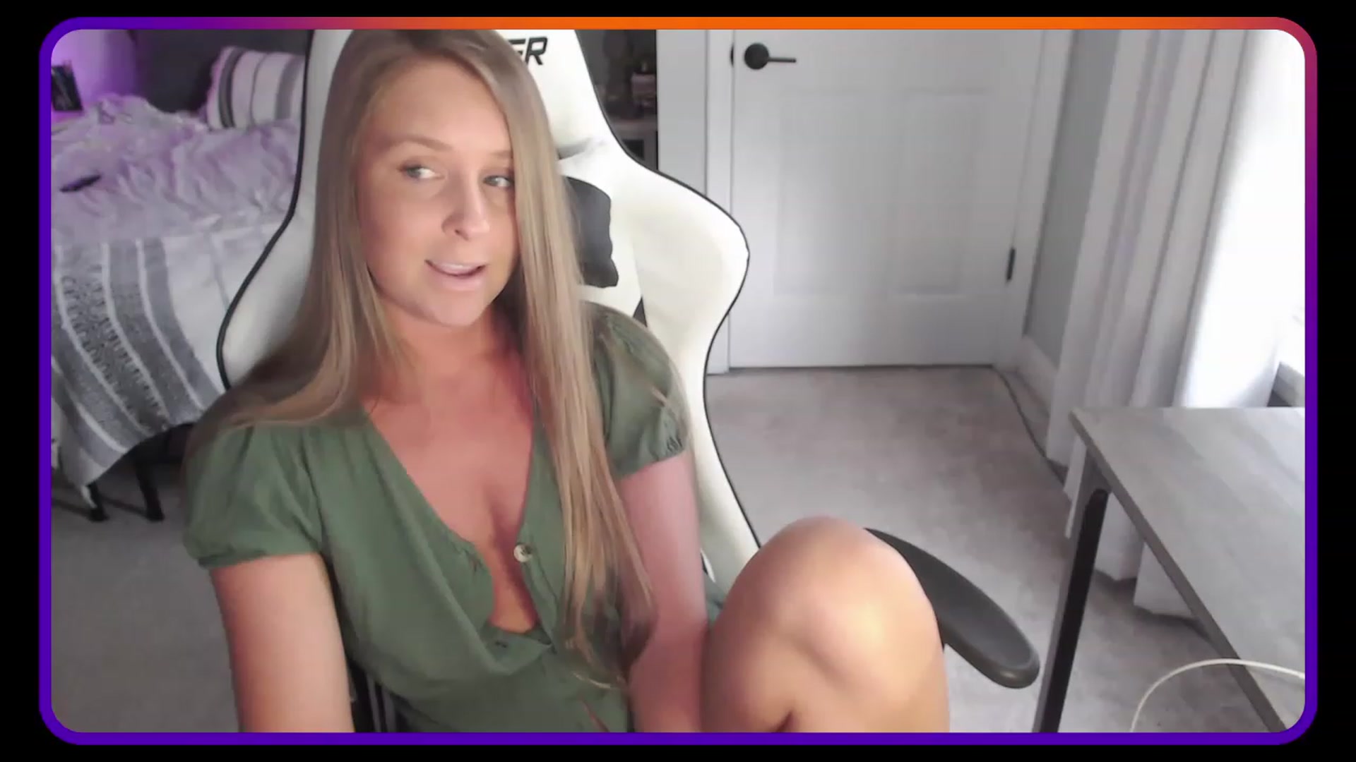 Gallery image thumbnail from HufflepuffHoe's myfreecams stream on, 05/05/2023, 17:52 image 12 of 20