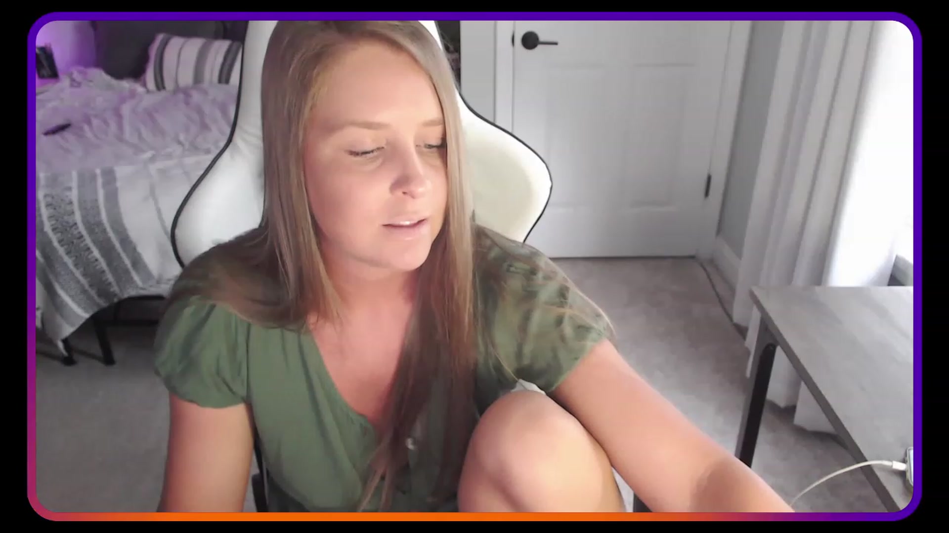 Gallery image thumbnail from HufflepuffHoe's myfreecams stream on, 05/05/2023, 17:52 image 11 of 20