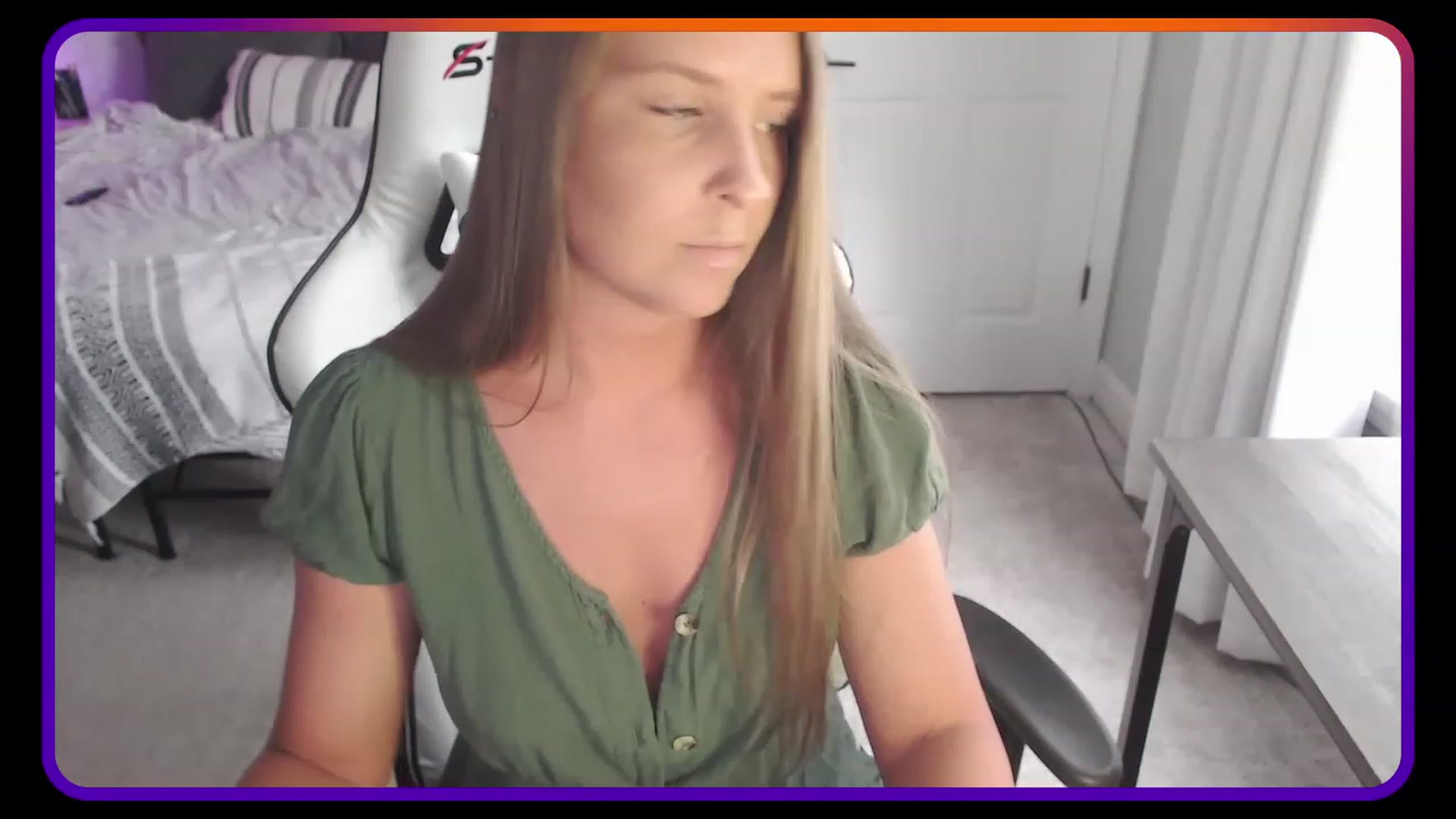 Gallery image thumbnail from HufflepuffHoe's myfreecams stream on, 05/05/2023, 17:52 image 18 of 20