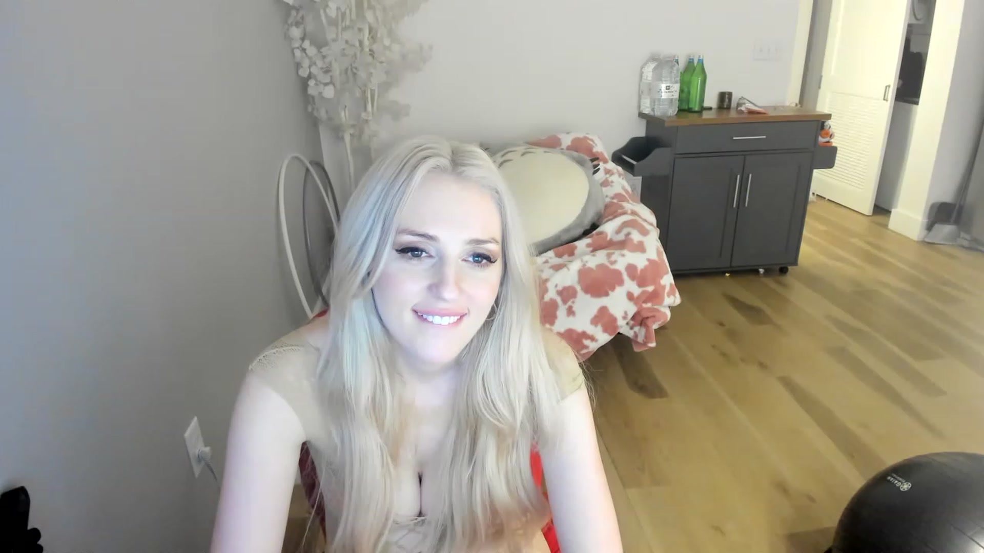 Gallery image thumbnail from HugeCOCKMilk's myfreecams stream on, 12/03/2022, 13:14 image 15 of 20